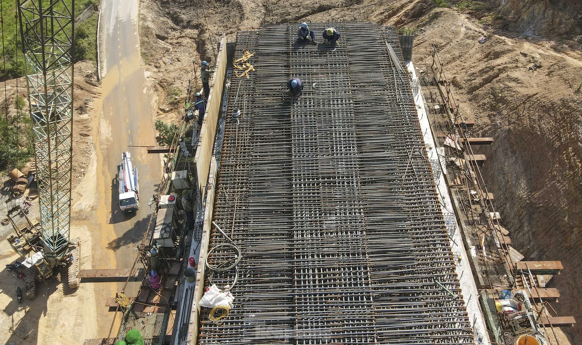 Bỏng rát nắng nóng trên công trường cao tốc Vũng Áng - Bùng ảnh 7