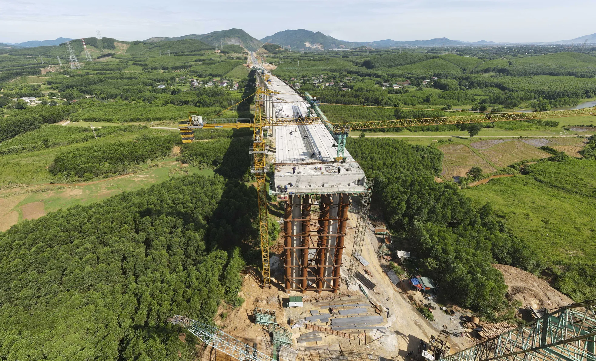 Bỏng rát nắng nóng trên công trường cao tốc Vũng Áng - Bùng ảnh 12