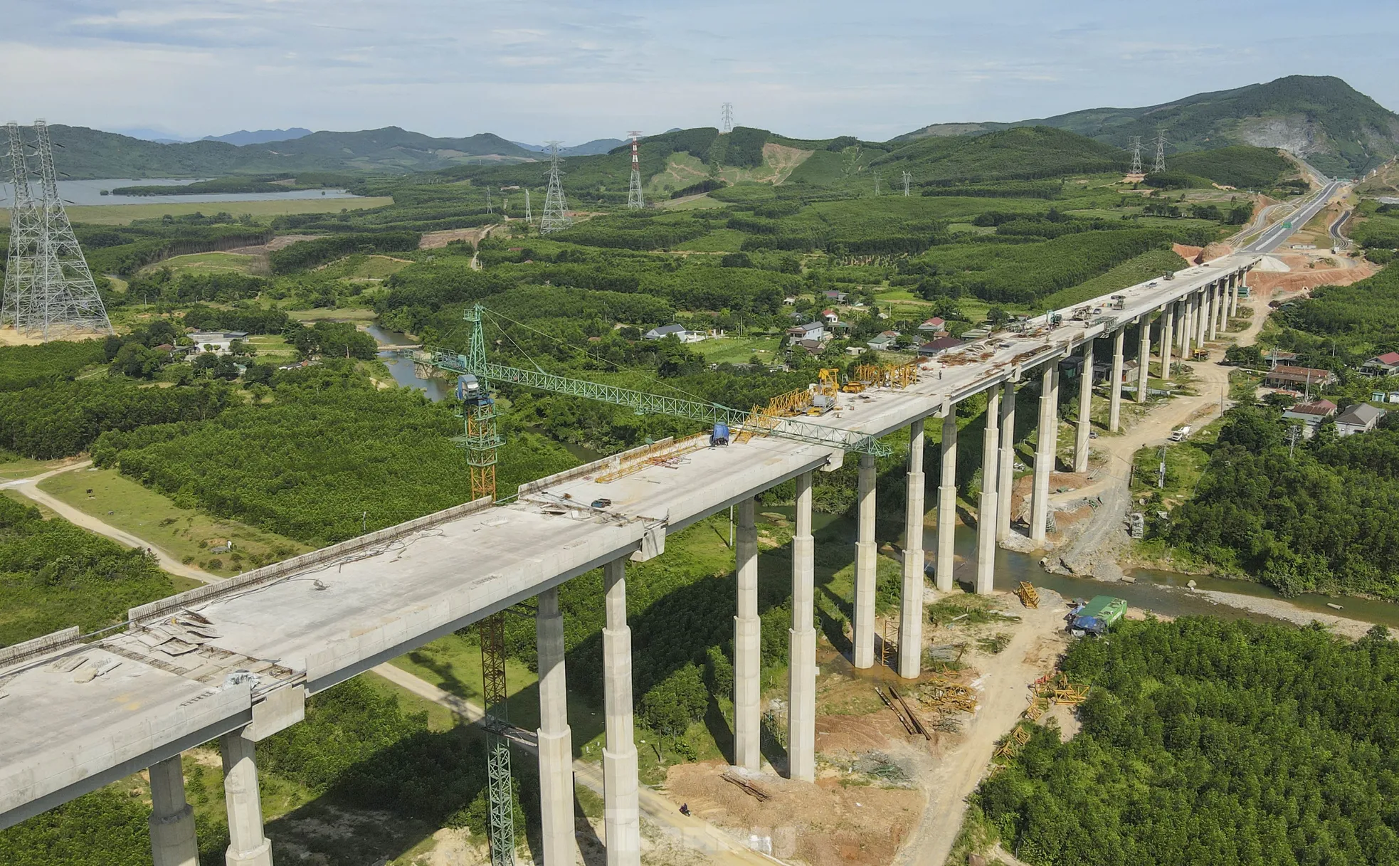 Bỏng rát nắng nóng trên công trường cao tốc Vũng Áng - Bùng ảnh 5