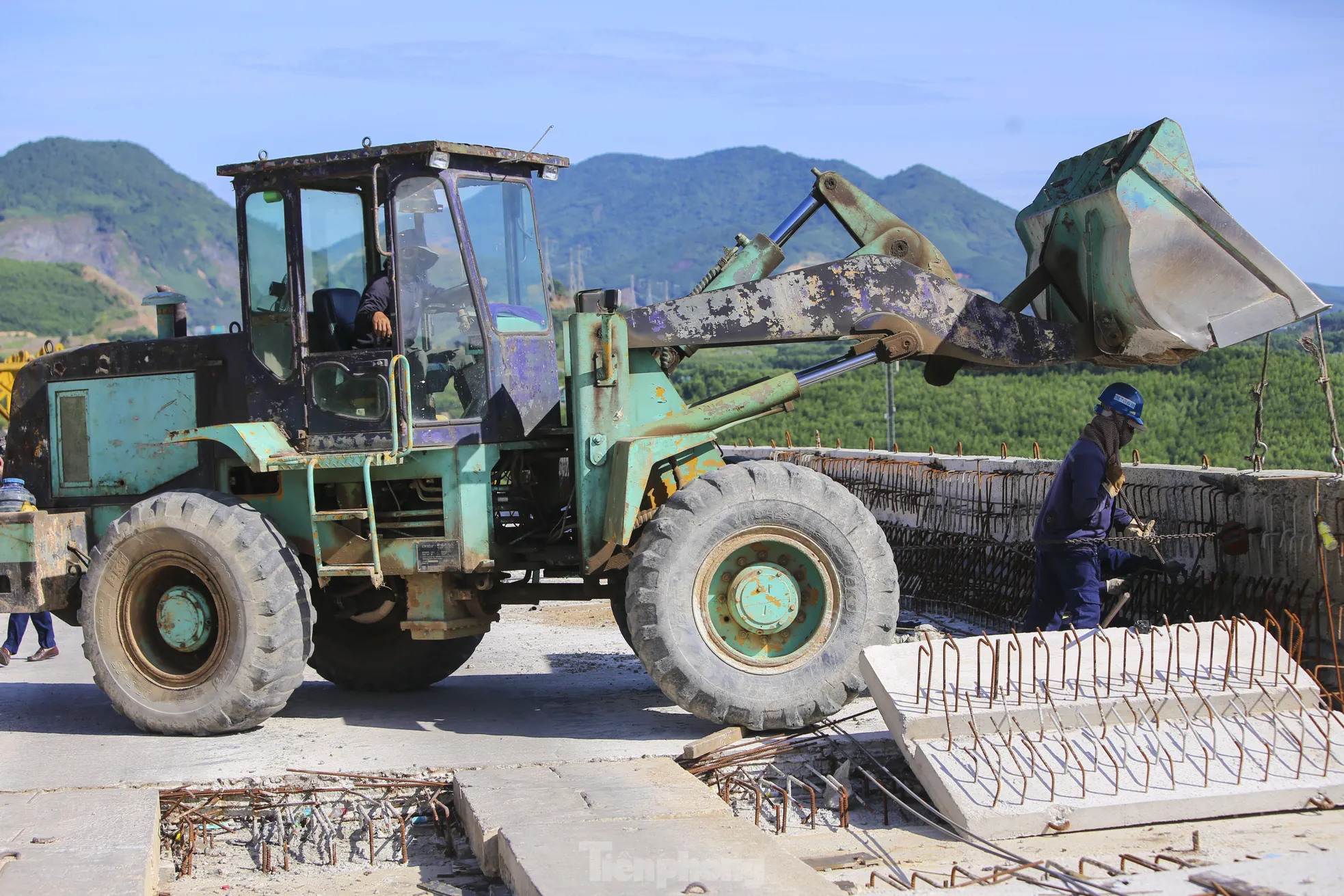 Người lao động chật vật mưu sinh trong nắng gắt ảnh 13