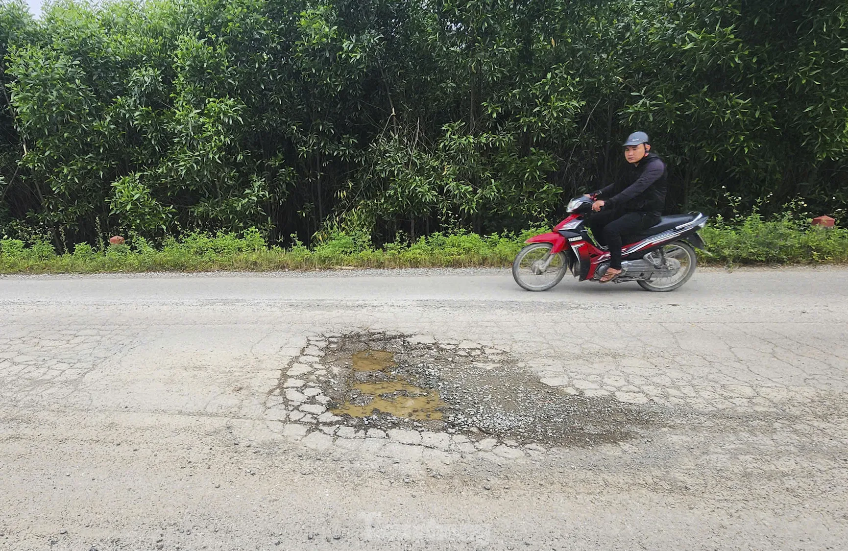 Tuyến đường hơn 85 tỷ đồng ở Hà Tĩnh bong tróc, hư hỏng ảnh 9