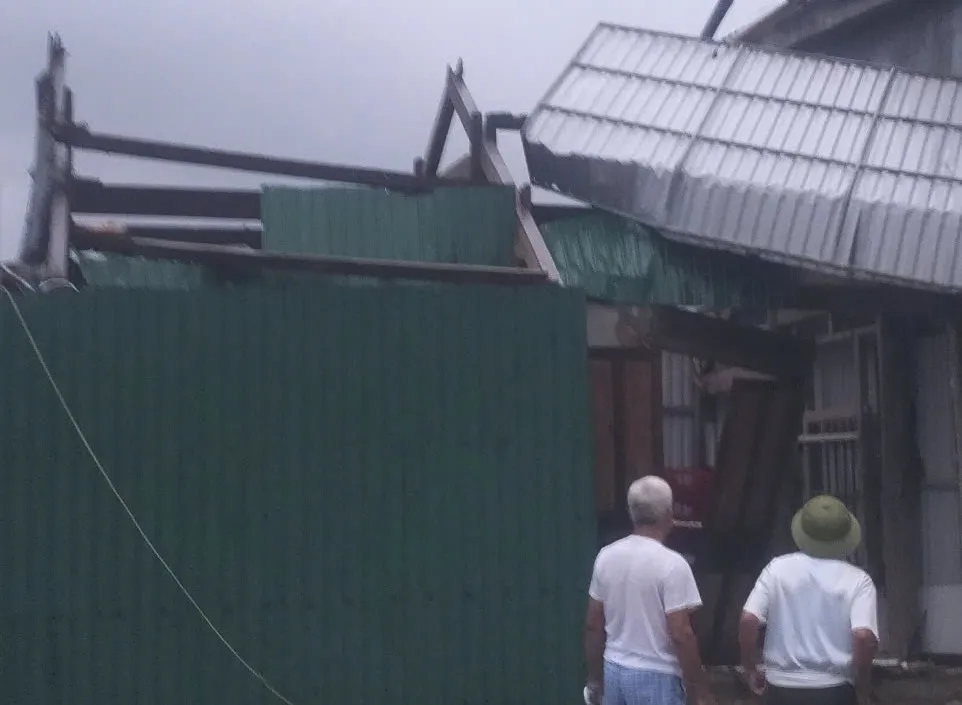 Lốc xoáy làm tốc mái gần 30 nhà dân ở Hà Tĩnh ảnh 8