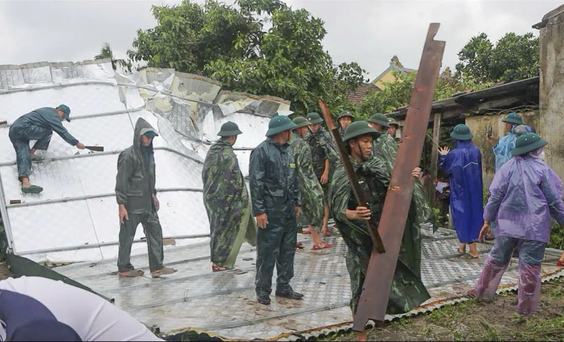 Lốc xoáy làm tốc mái gần 30 nhà dân ở Hà Tĩnh - Ảnh 11. Lốc xoáy làm tốc mái gần 30 nhà dân ở Hà Tĩnh - Ảnh 11.