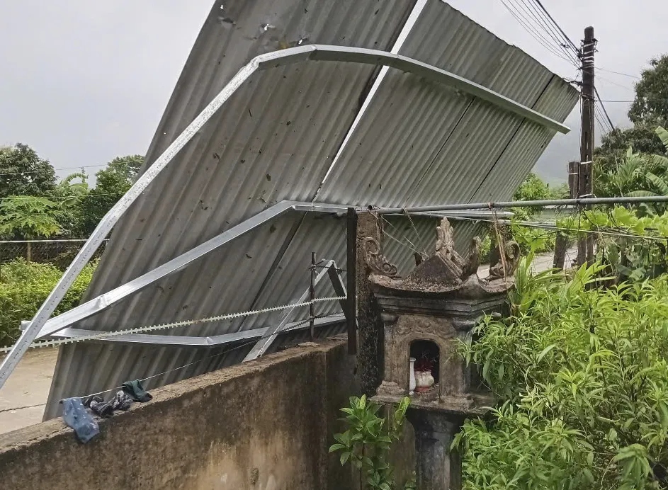 Lốc xoáy làm tốc mái gần 30 nhà dân ở Hà Tĩnh - Ảnh 9. Lốc xoáy làm tốc mái gần 30 nhà dân ở Hà Tĩnh - Ảnh 9.
