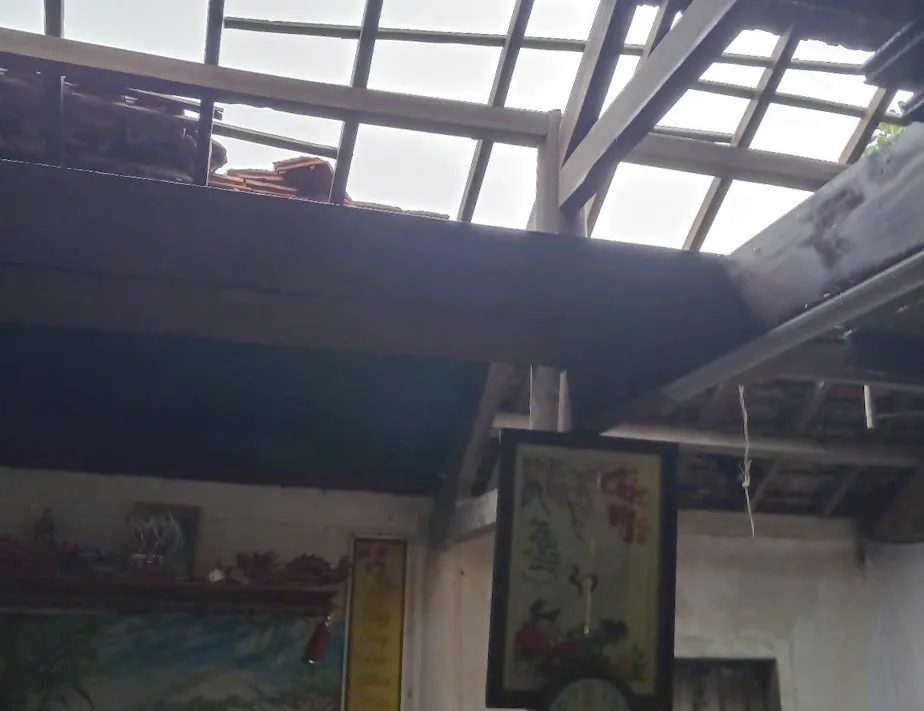 Lốc xoáy làm tốc mái gần 30 nhà dân ở Hà Tĩnh - Ảnh 13. Lốc xoáy làm tốc mái gần 30 nhà dân ở Hà Tĩnh - Ảnh 13.