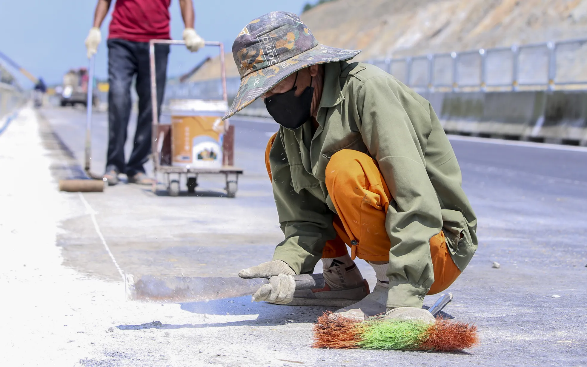 Người lao động chật vật mưu sinh trong nắng gắt ảnh 11