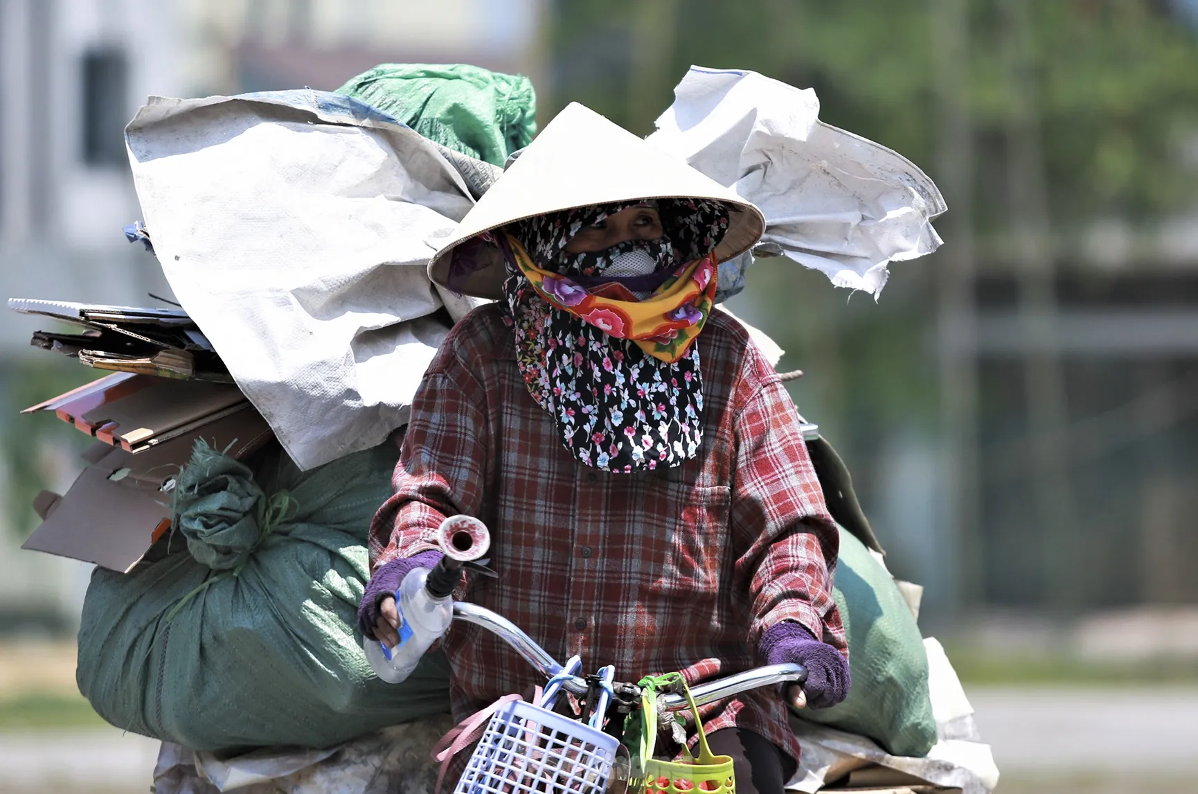 Người lao động chật vật mưu sinh trong nắng gắt ảnh 1
