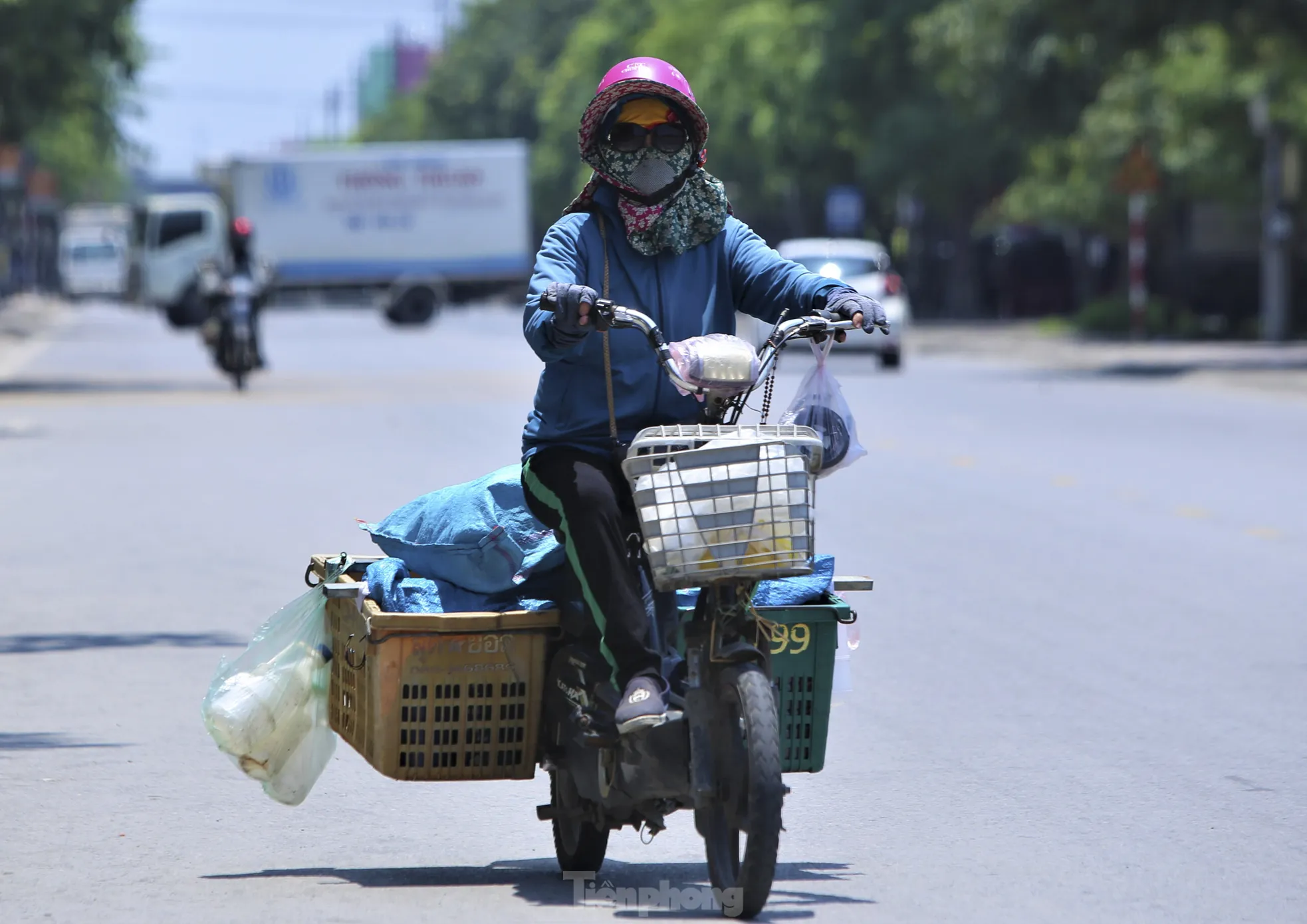 Người lao động chật vật mưu sinh trong nắng gắt ảnh 2