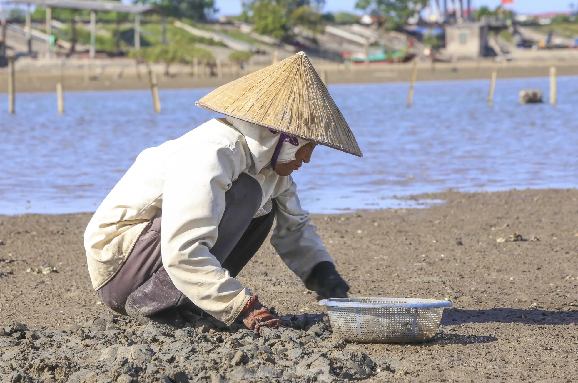 Người lao động chật vật mưu sinh trong nắng gắt ảnh 6
