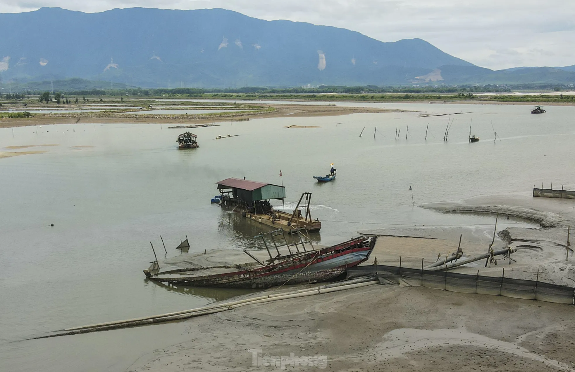 Xác 'tàu ma' nằm ngổn ngang dọc cửa sông, khu neo đậu ở Hà Tĩnh ảnh 7