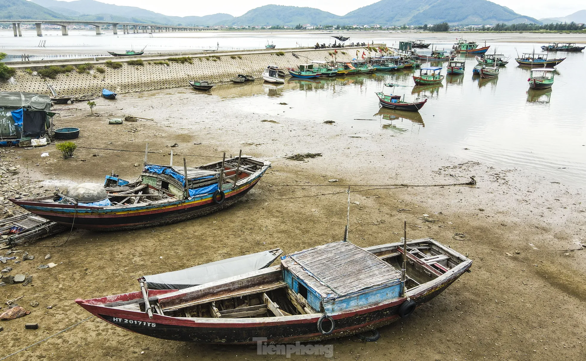 Xác 'tàu ma' nằm ngổn ngang dọc cửa sông, khu neo đậu ở Hà Tĩnh ảnh 11