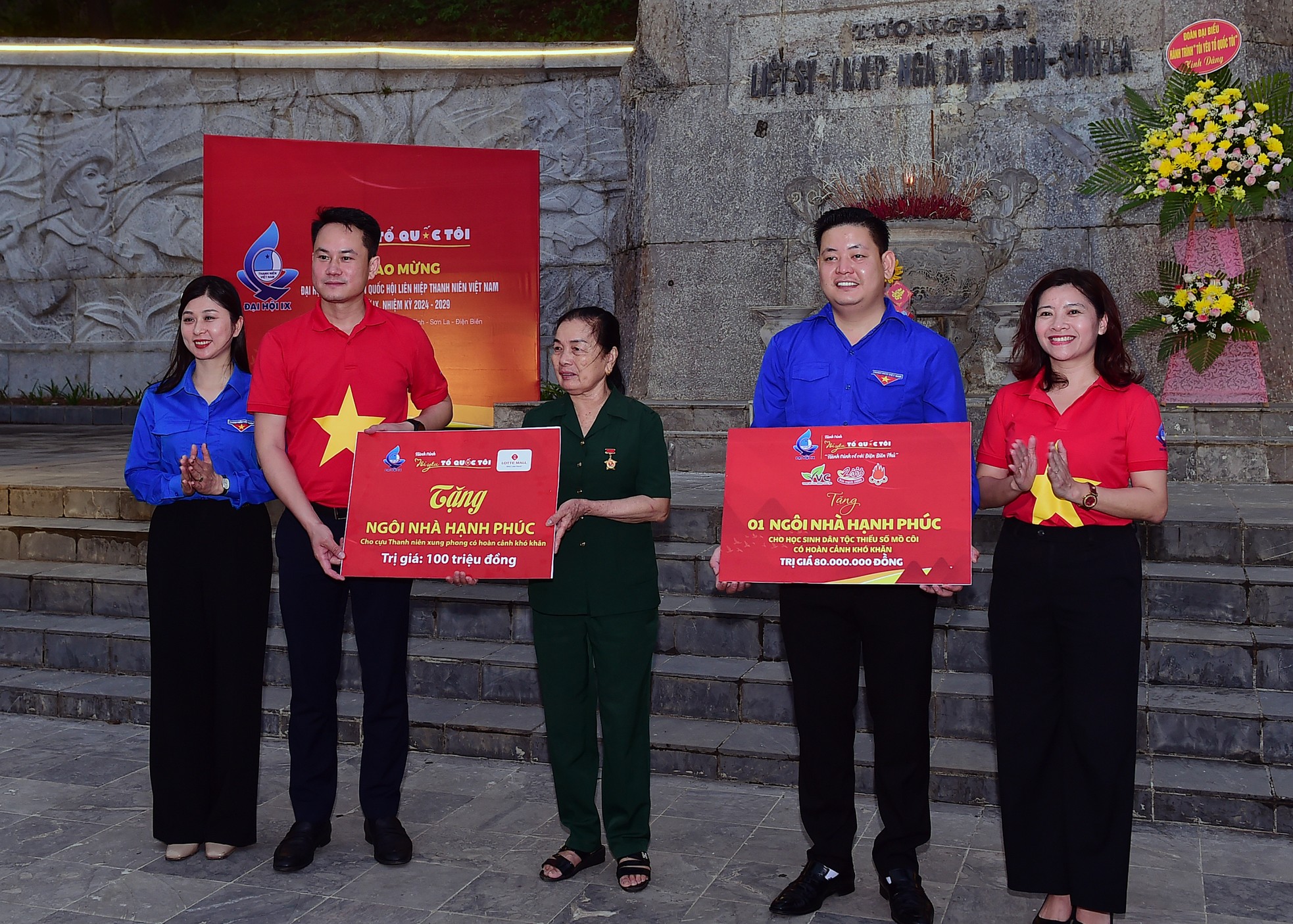 Hành trình Điện Biên Phủ-Khát vọng non sông: Nghiêng mình bên