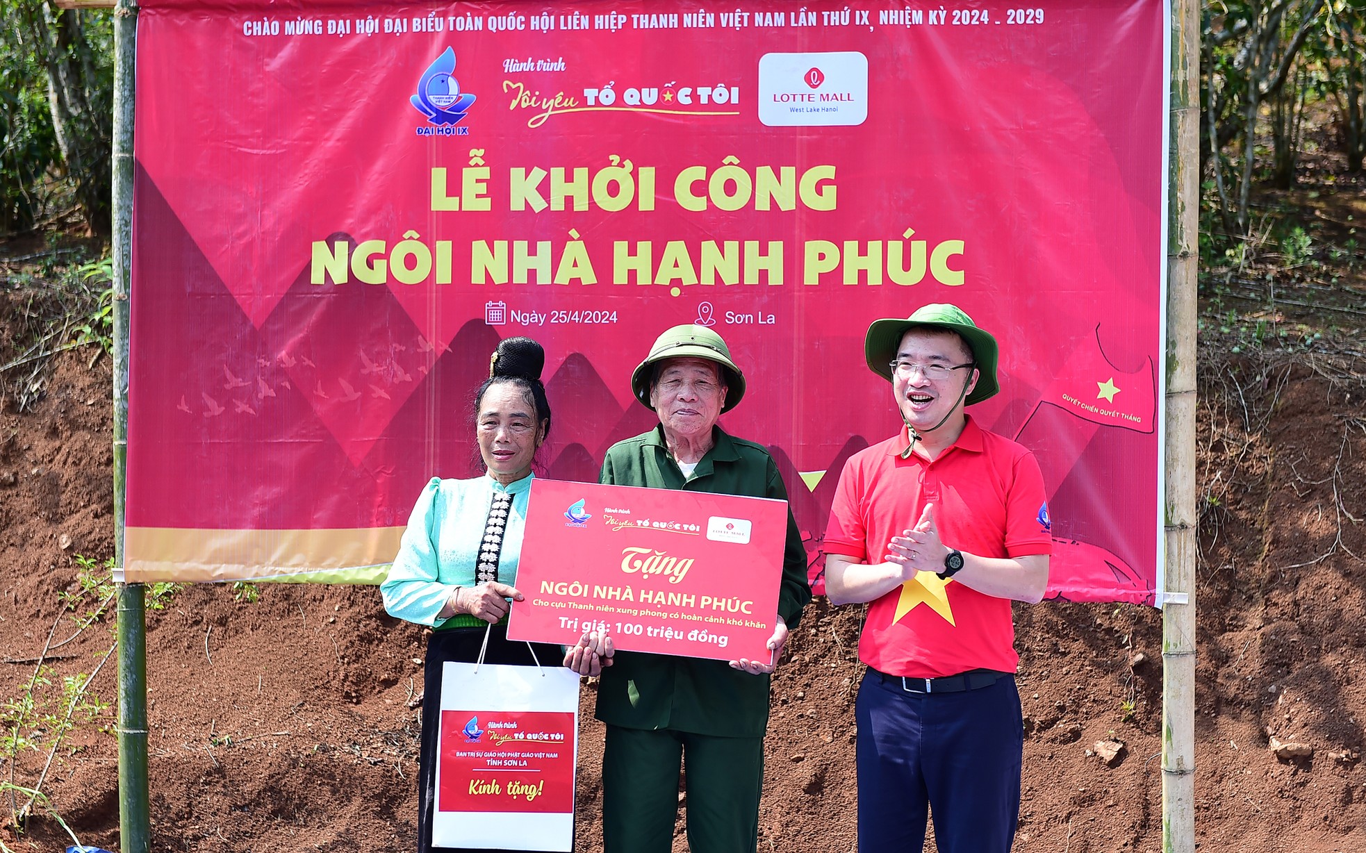 Hành trình Điện Biên Phủ-Khát vọng non sông: Nghiêng mình bên