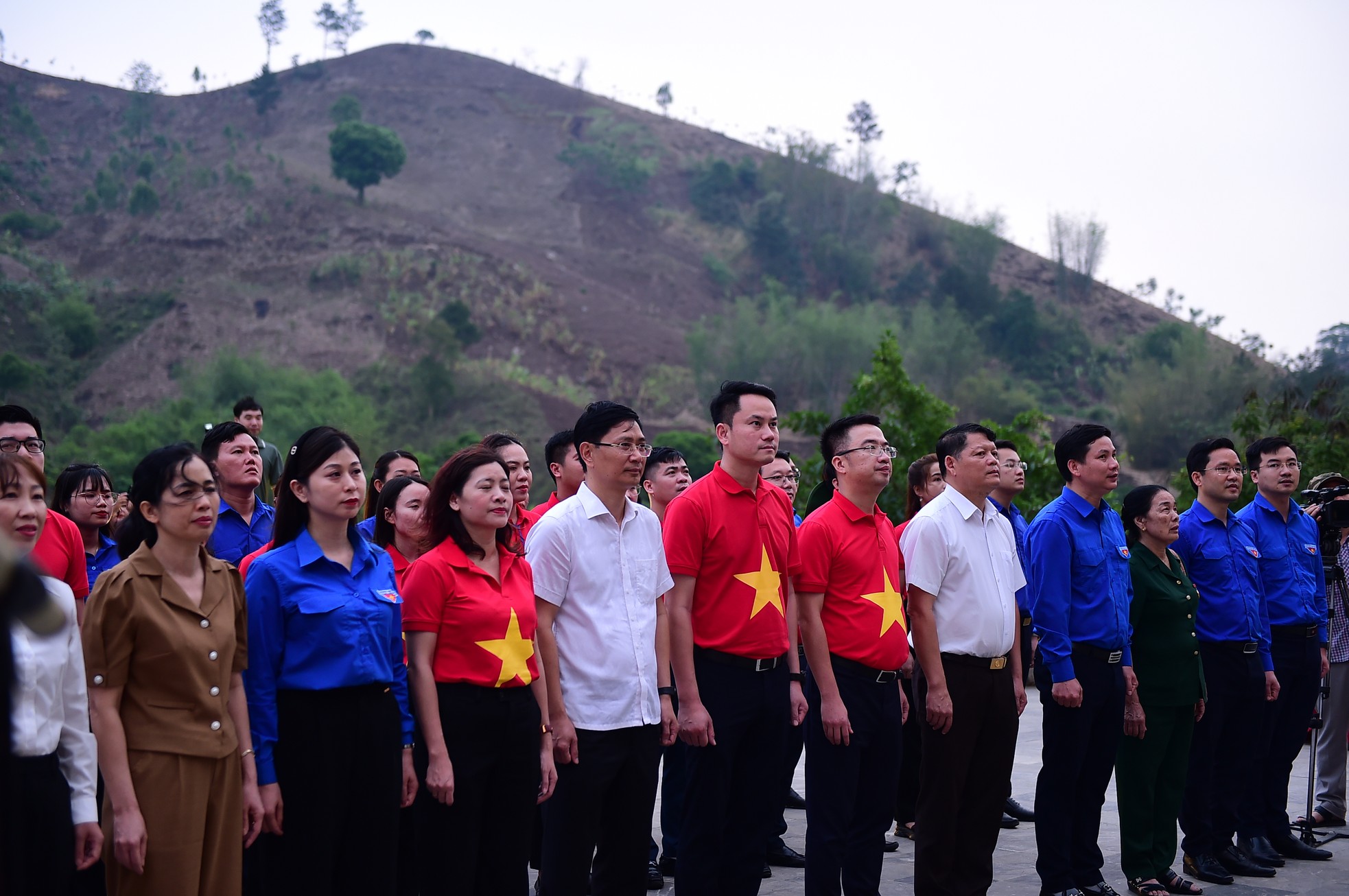 Hành trình Điện Biên Phủ-Khát vọng non sông: Nghiêng mình bên