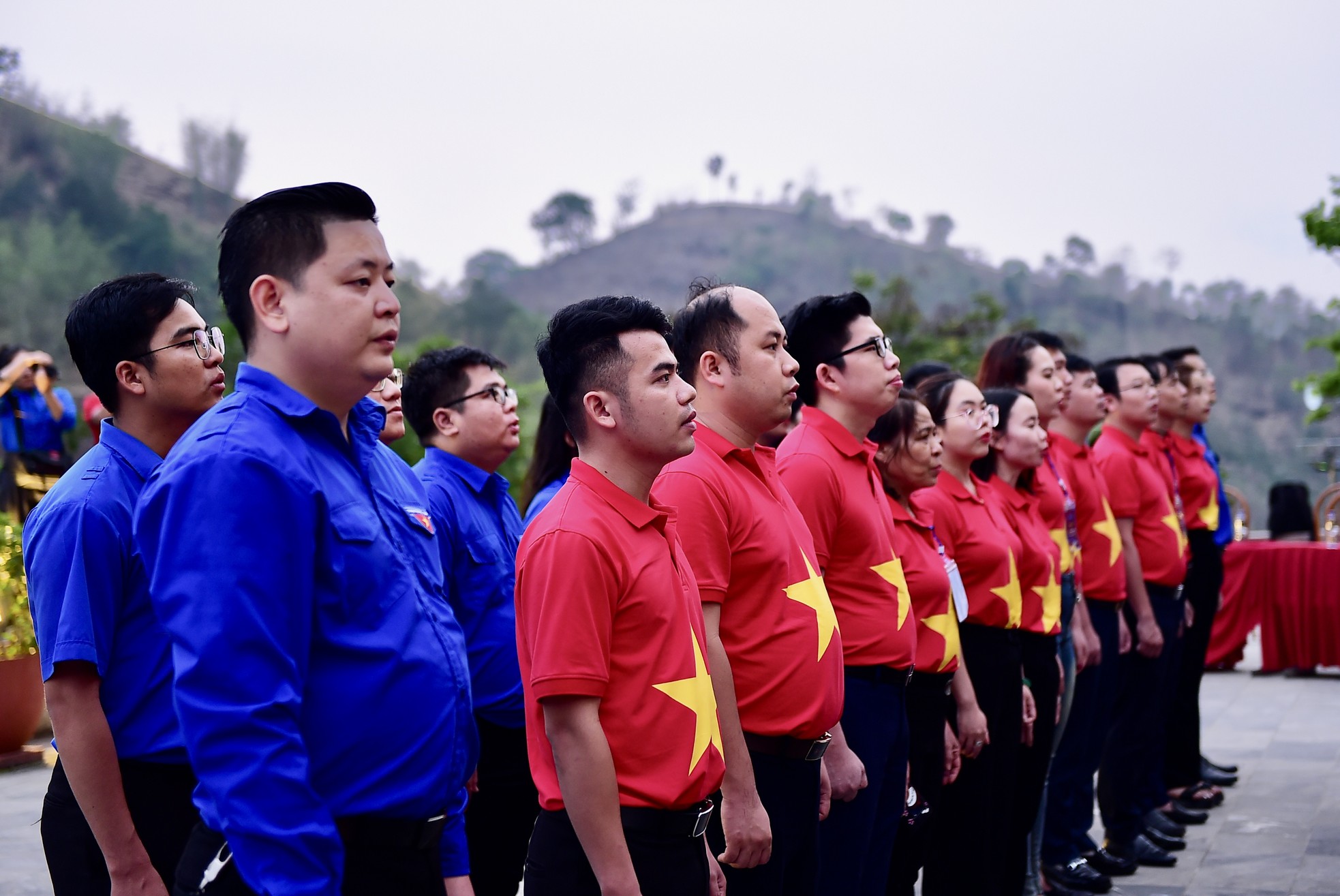 Hành trình Điện Biên Phủ-Khát vọng non sông: Nghiêng mình bên