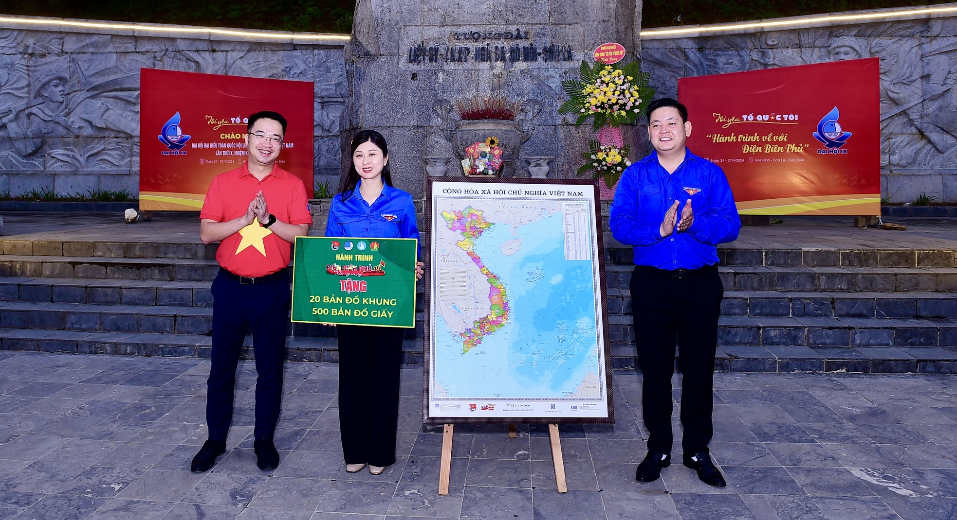 Hành trình Điện Biên Phủ-Khát vọng non sông: Nghiêng mình bên