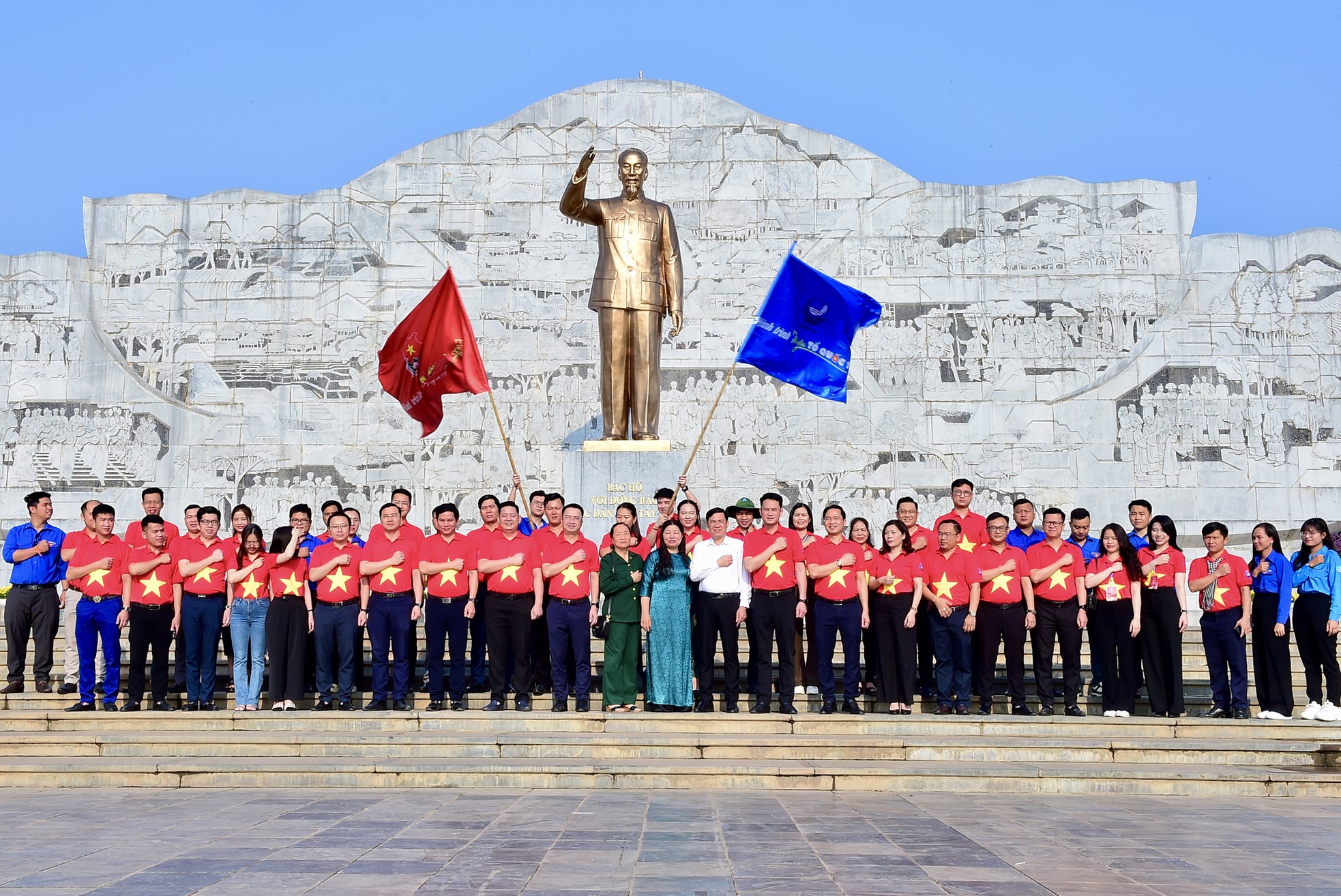 Hành trình Điện Biên Phủ-Khát vọng non sông: Nghiêng mình bên