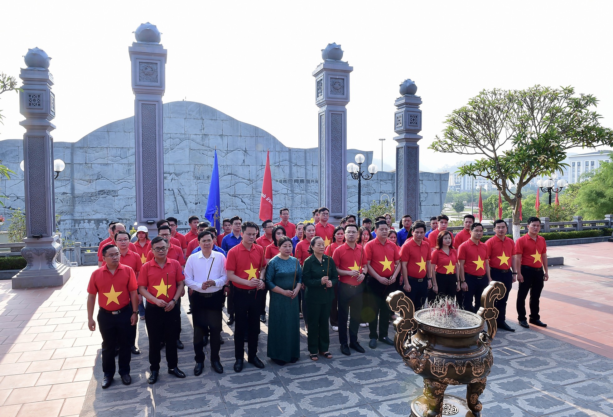 Hành trình Điện Biên Phủ-Khát vọng non sông: Nghiêng mình bên