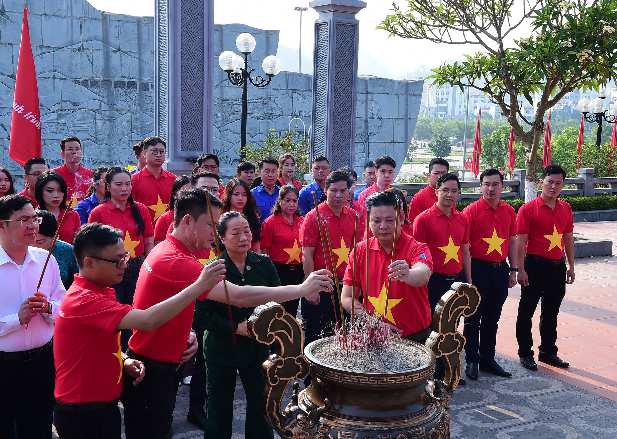 Hành trình Điện Biên Phủ-Khát vọng non sông: Nghiêng mình bên