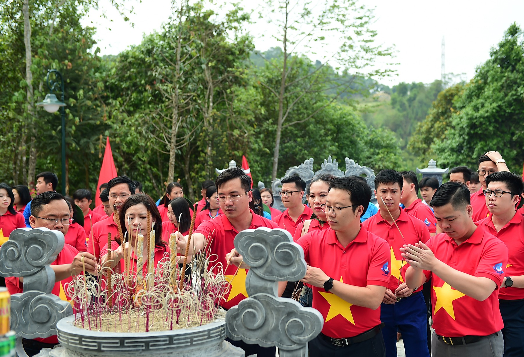 Hành trình Điện Biên Phủ-Khát vọng non sông: Nghiêng mình bên