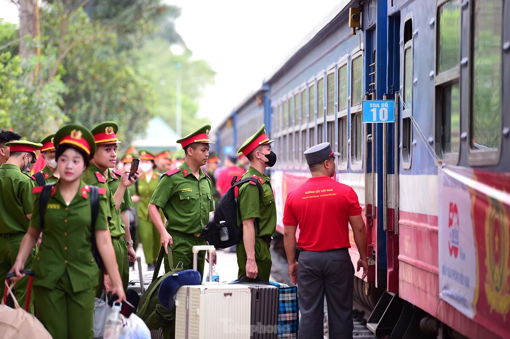 Chuyến tàu Thống nhất đặc biệt mang 'Bản hùng ca toàn thắng' hướng về đại lễ 30/4 ảnh 4