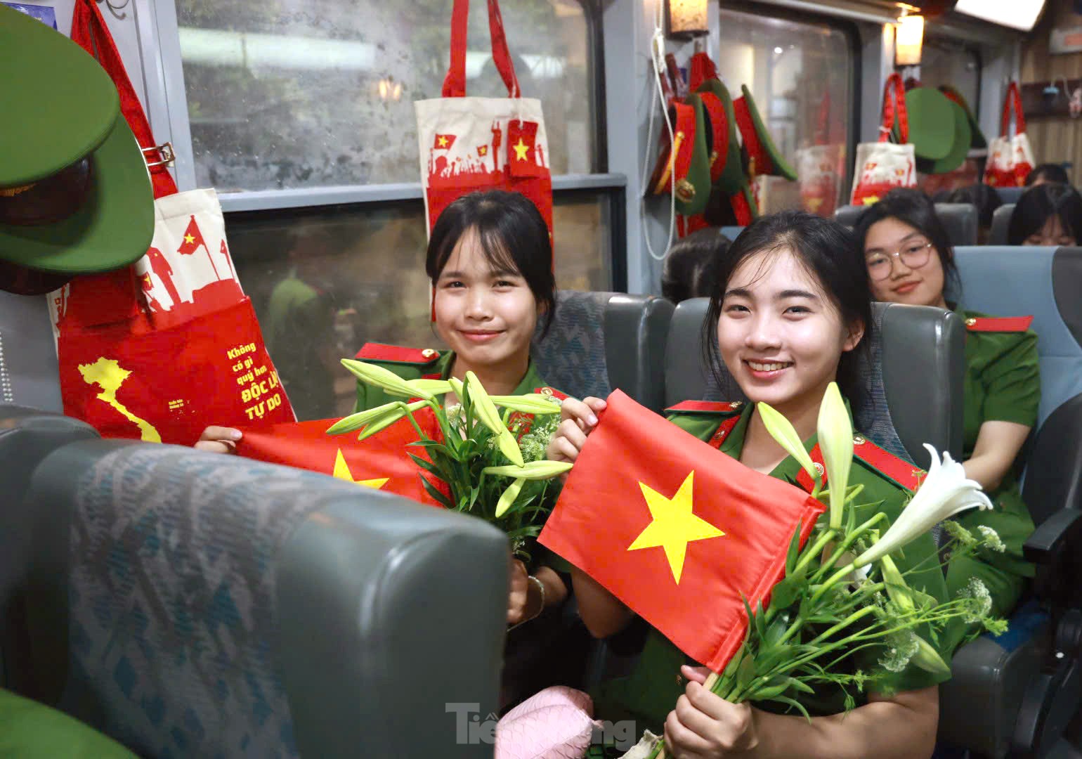 Chuyến tàu Thống nhất đặc biệt mang 'Bản hùng ca toàn thắng' hướng về đại lễ 30/4 ảnh 22