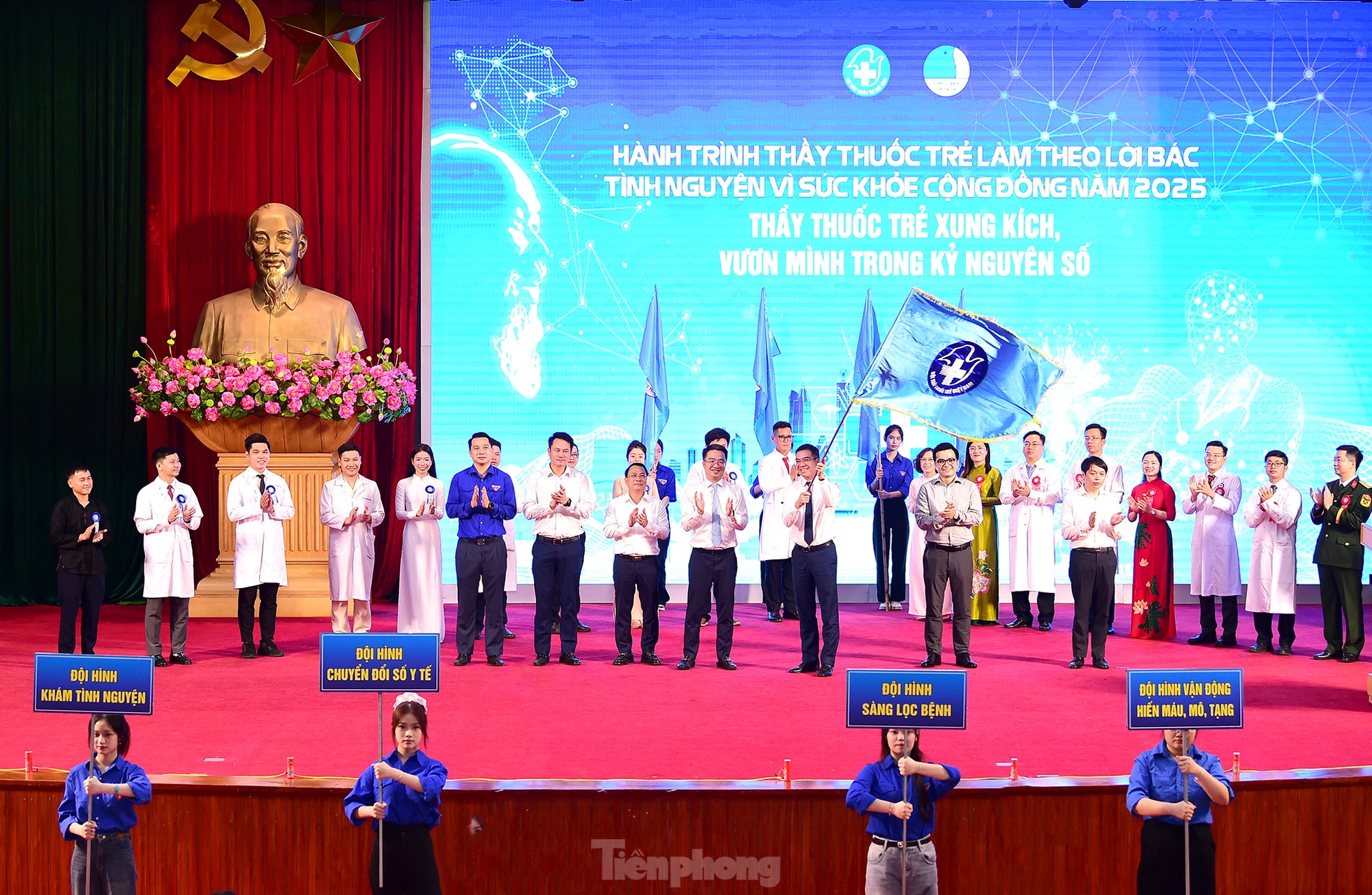 'Chiến binh áo trắng' cùng AI khám sàng lọc, chăm sóc sức khoẻ cộng đồng ảnh 2