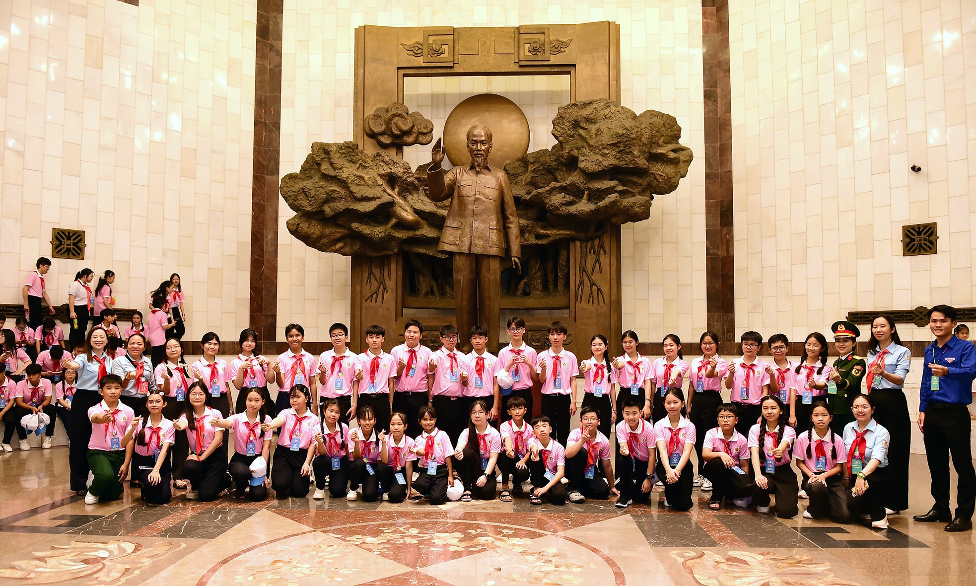 Đại biểu Cháu ngoan Bác Hồ thăm ‘địa chỉ đỏ’ đặc biệt tại Thủ đô Hà Nội ảnh 13