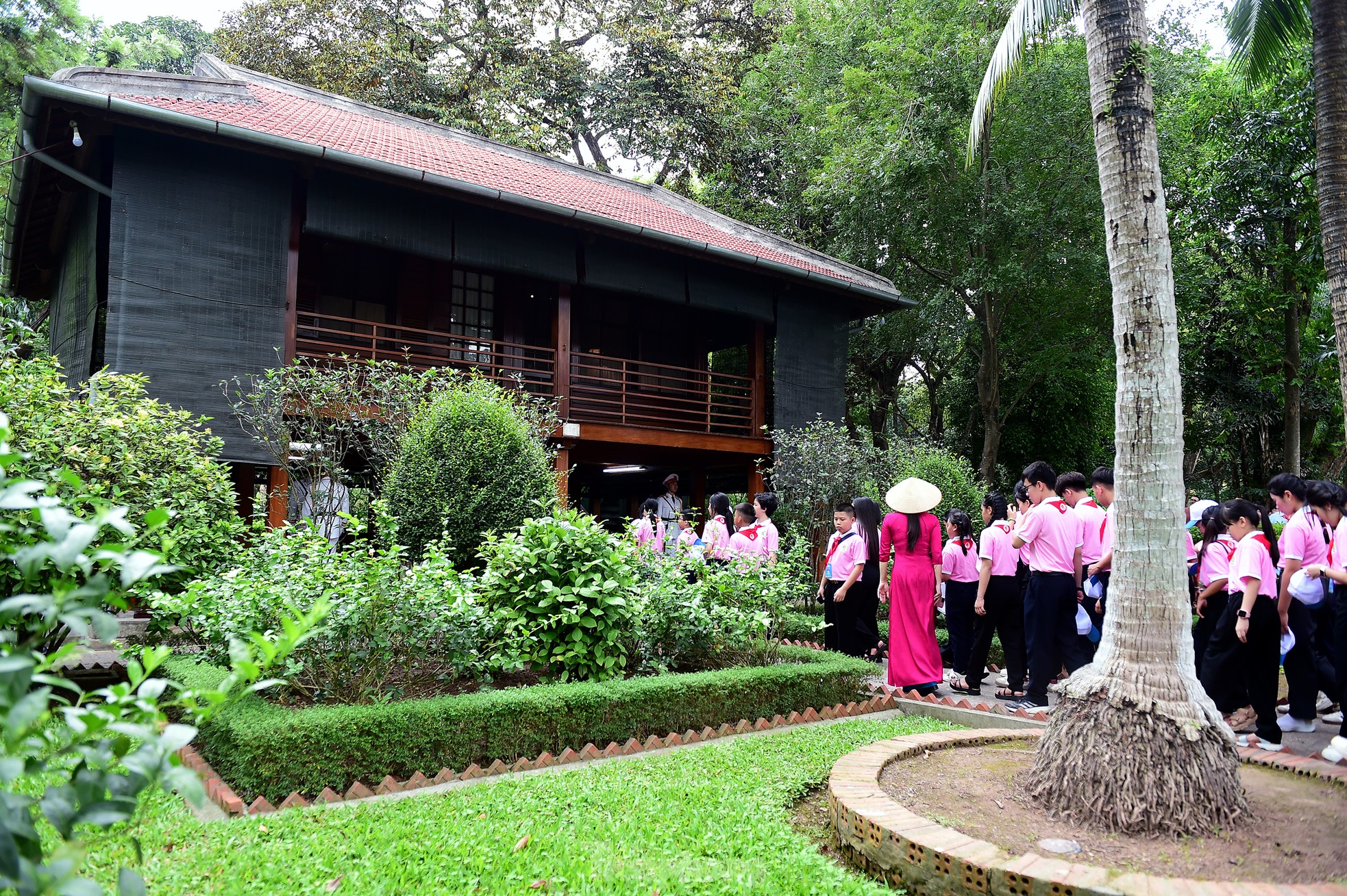 Đại biểu Cháu ngoan Bác Hồ thăm ‘địa chỉ đỏ’ đặc biệt tại Thủ đô Hà Nội ảnh 9
