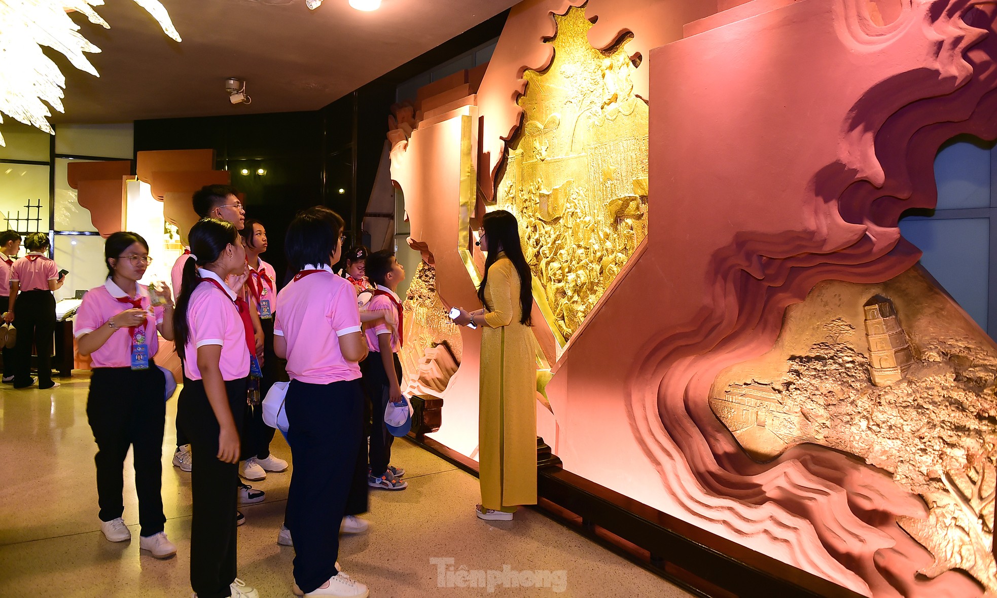 Đại biểu Cháu ngoan Bác Hồ thăm ‘địa chỉ đỏ’ đặc biệt tại Thủ đô Hà Nội ảnh 14