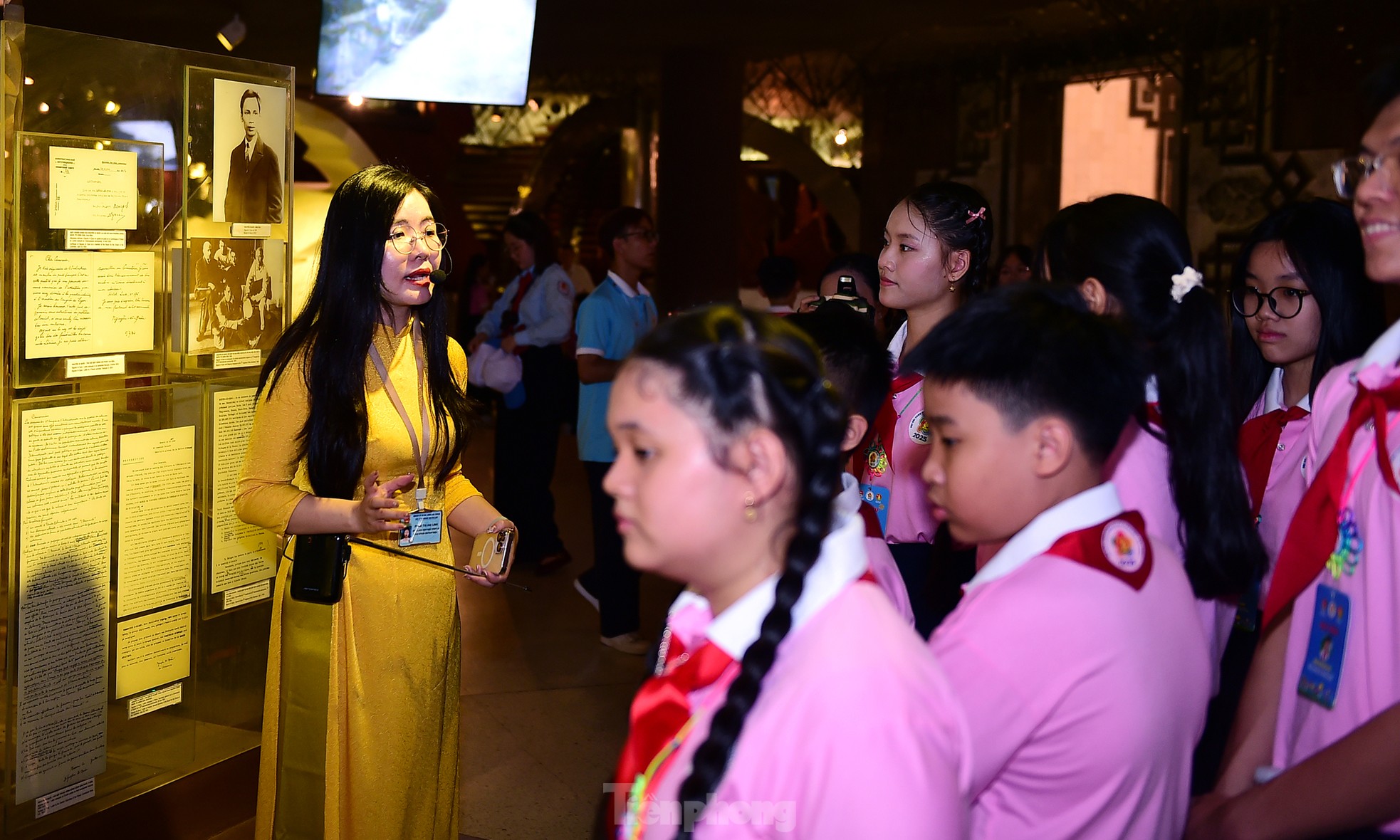 Đại biểu Cháu ngoan Bác Hồ thăm ‘địa chỉ đỏ’ đặc biệt tại Thủ đô Hà Nội ảnh 15