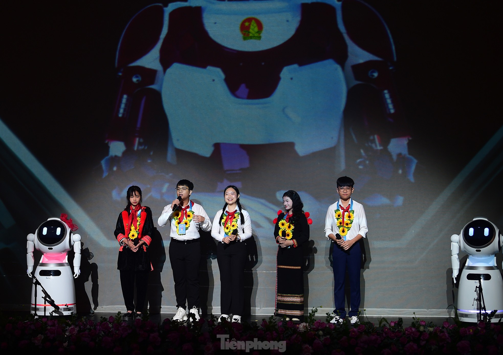 Tận mắt xem hai robot trò chuyện tại Đại hội Cháu ngoan Bác Hồ ảnh 1
