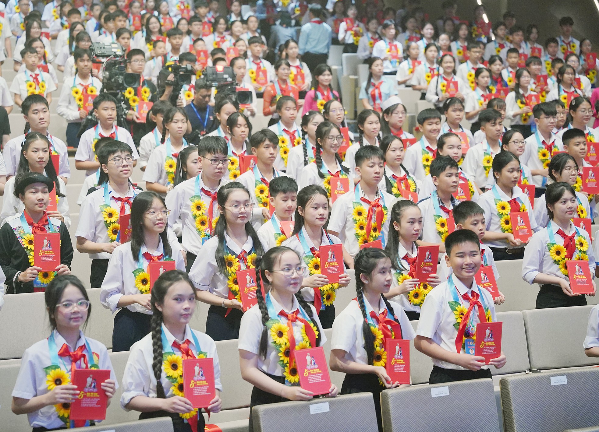 'Ai yêu Bác Hồ Chí Minh hơn thiếu niên nhi đồng' ảnh 17