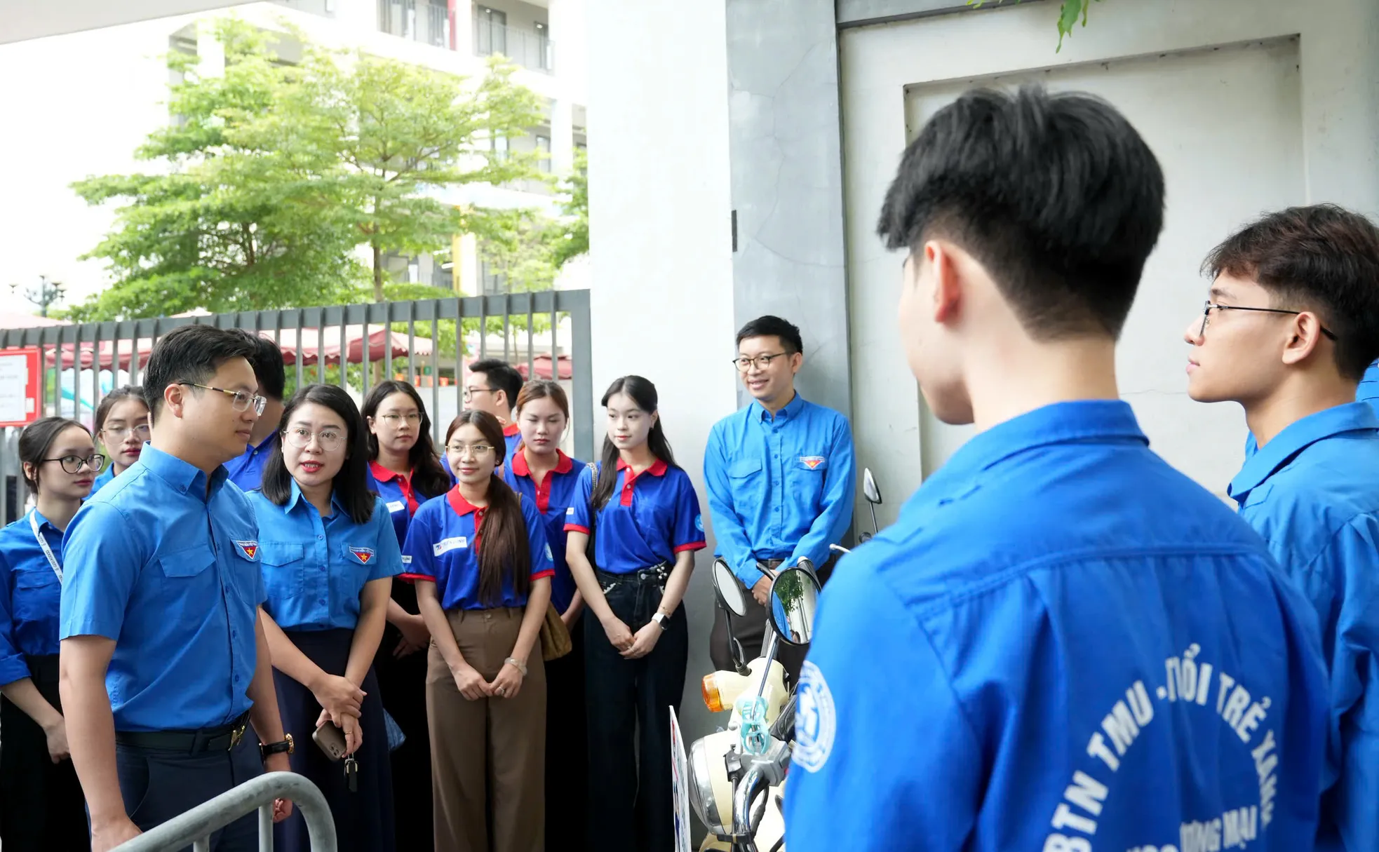 Tiếp sức mùa thi trên ‘con đường đẹp nhất Hà Nội’ ảnh 11