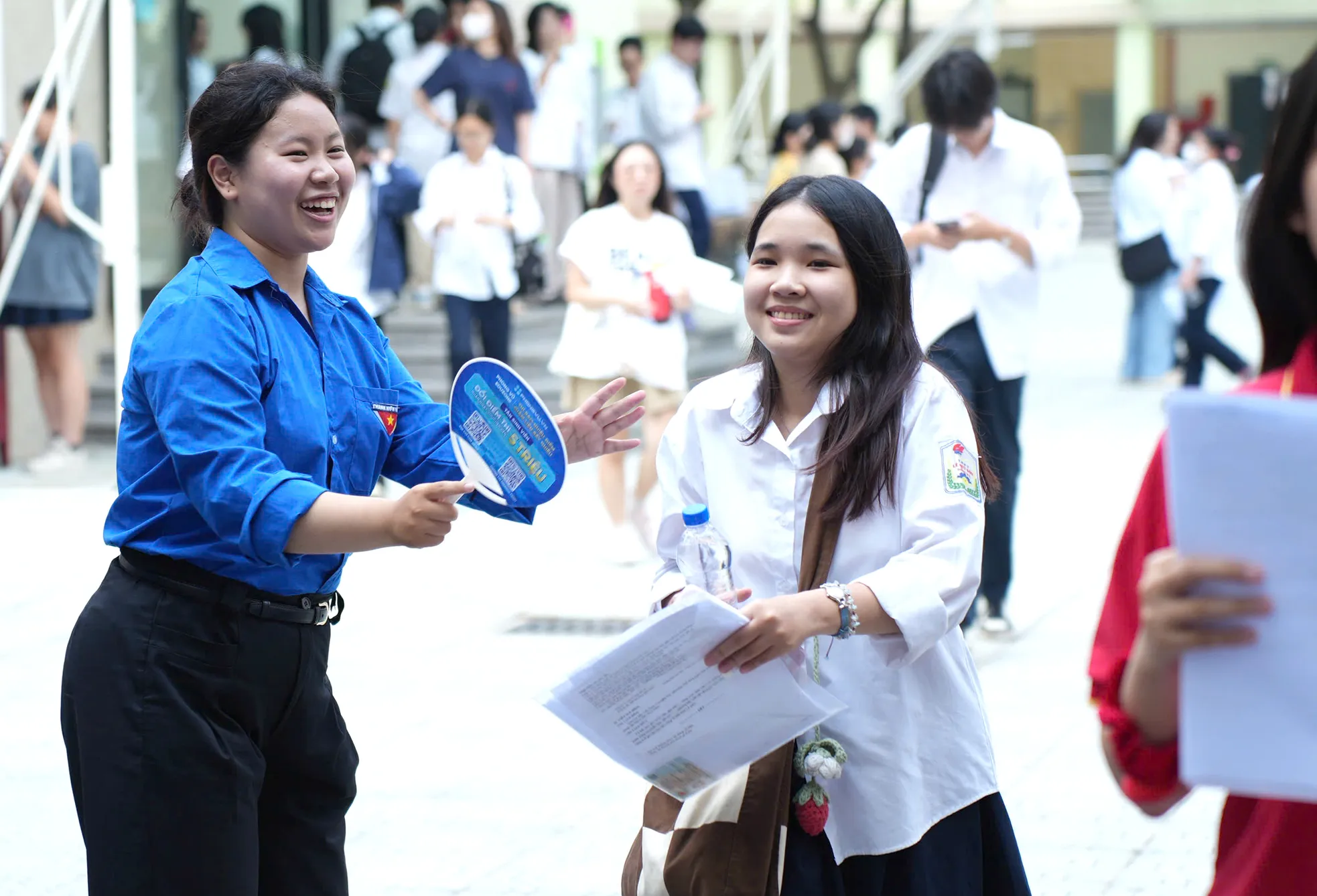 Tiếp sức mùa thi trên ‘con đường đẹp nhất Hà Nội’ ảnh 8