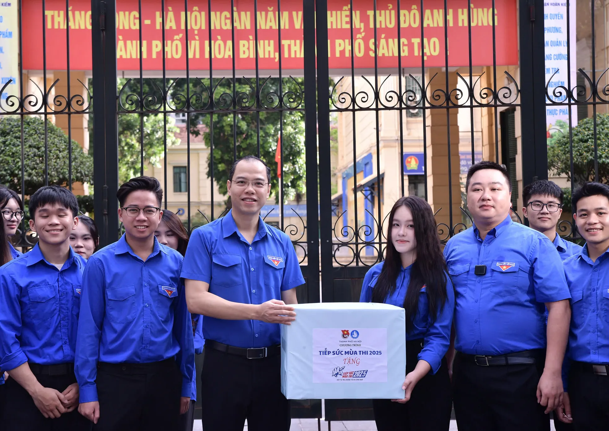 Tiếp sức mùa thi trên ‘con đường đẹp nhất Hà Nội’ ảnh 10