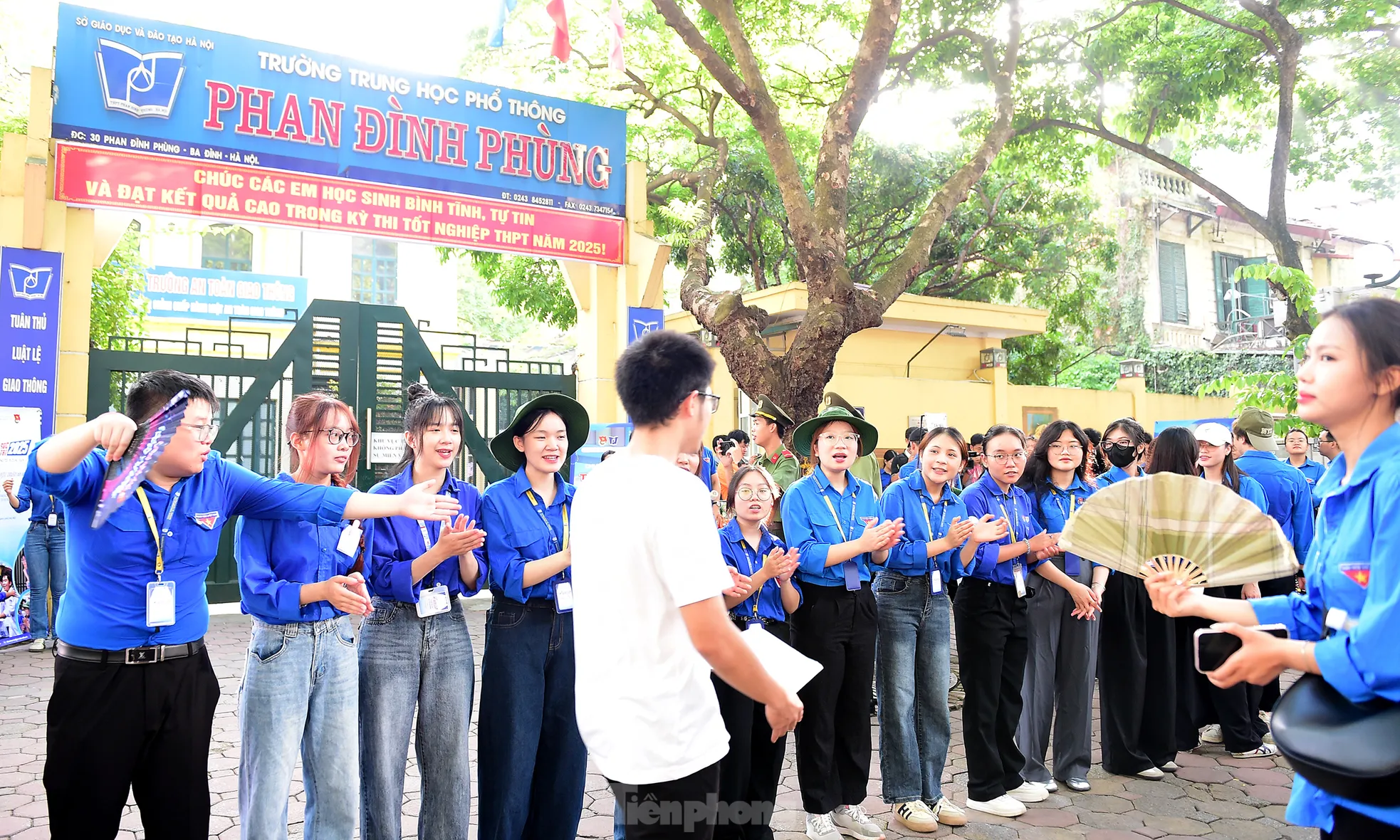 Tiếp sức mùa thi trên ‘con đường đẹp nhất Hà Nội’ ảnh 1