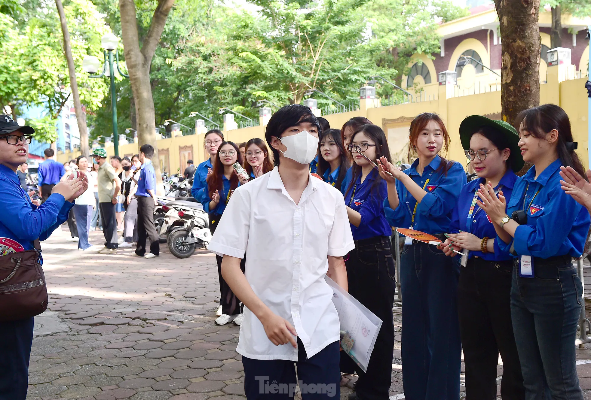 Tiếp sức mùa thi trên ‘con đường đẹp nhất Hà Nội’ ảnh 3