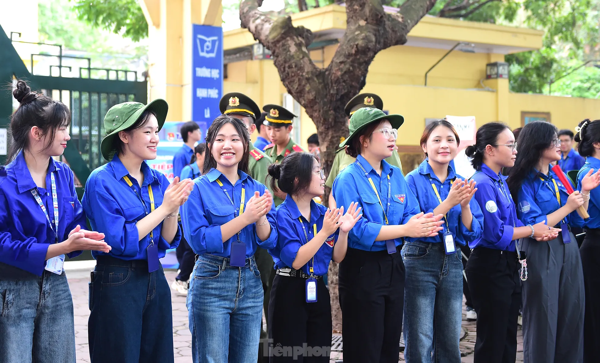 Tiếp sức mùa thi trên ‘con đường đẹp nhất Hà Nội’ ảnh 2