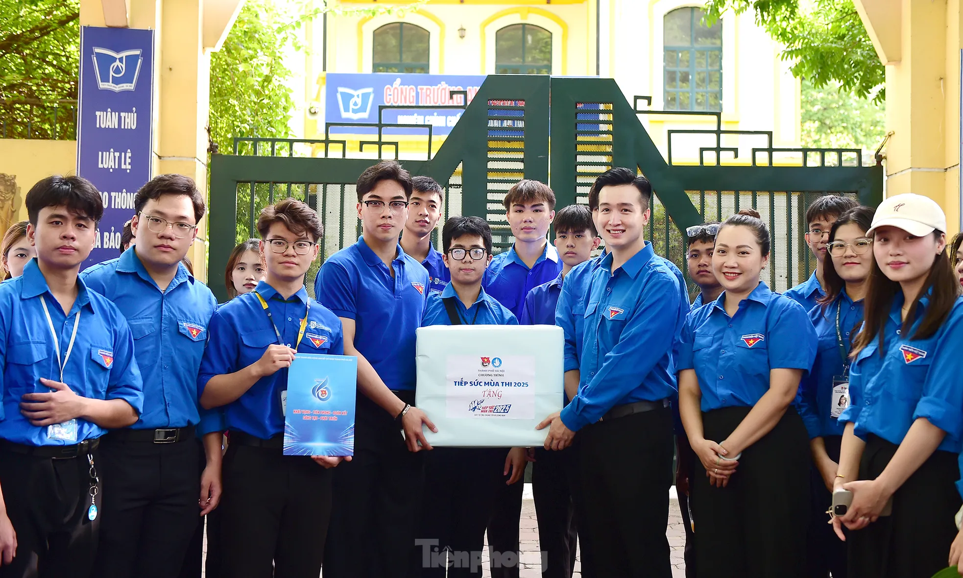 Tiếp sức mùa thi trên ‘con đường đẹp nhất Hà Nội’ ảnh 12