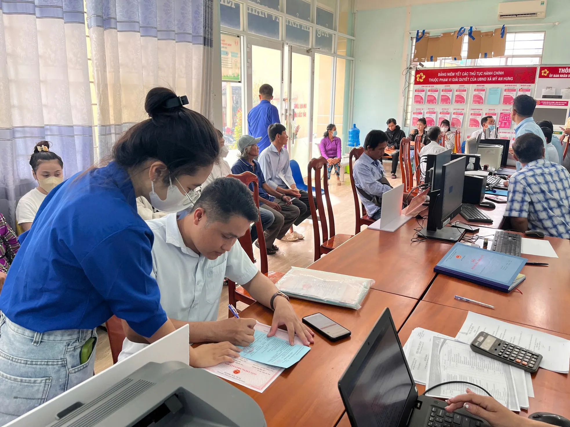 'Áo xanh' khí thế ra quân hỗ trợ người dân thực hiện dịch vụ hành chính công ảnh 12