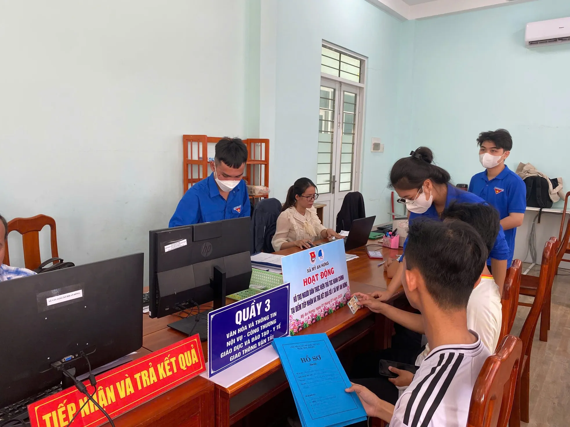 'Áo xanh' khí thế ra quân hỗ trợ người dân thực hiện dịch vụ hành chính công ảnh 13