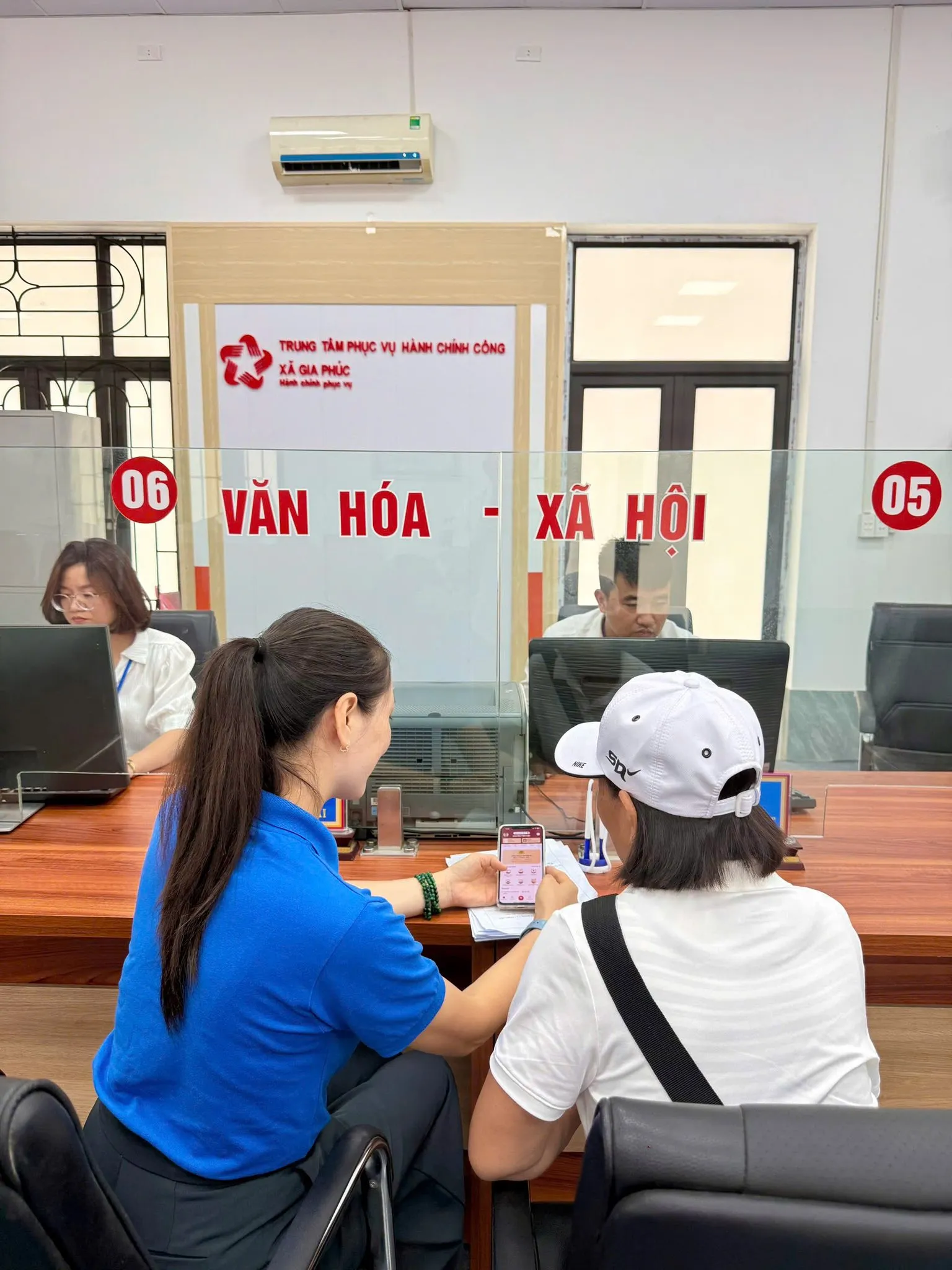 'Áo xanh' khí thế ra quân hỗ trợ người dân thực hiện dịch vụ hành chính công ảnh 4