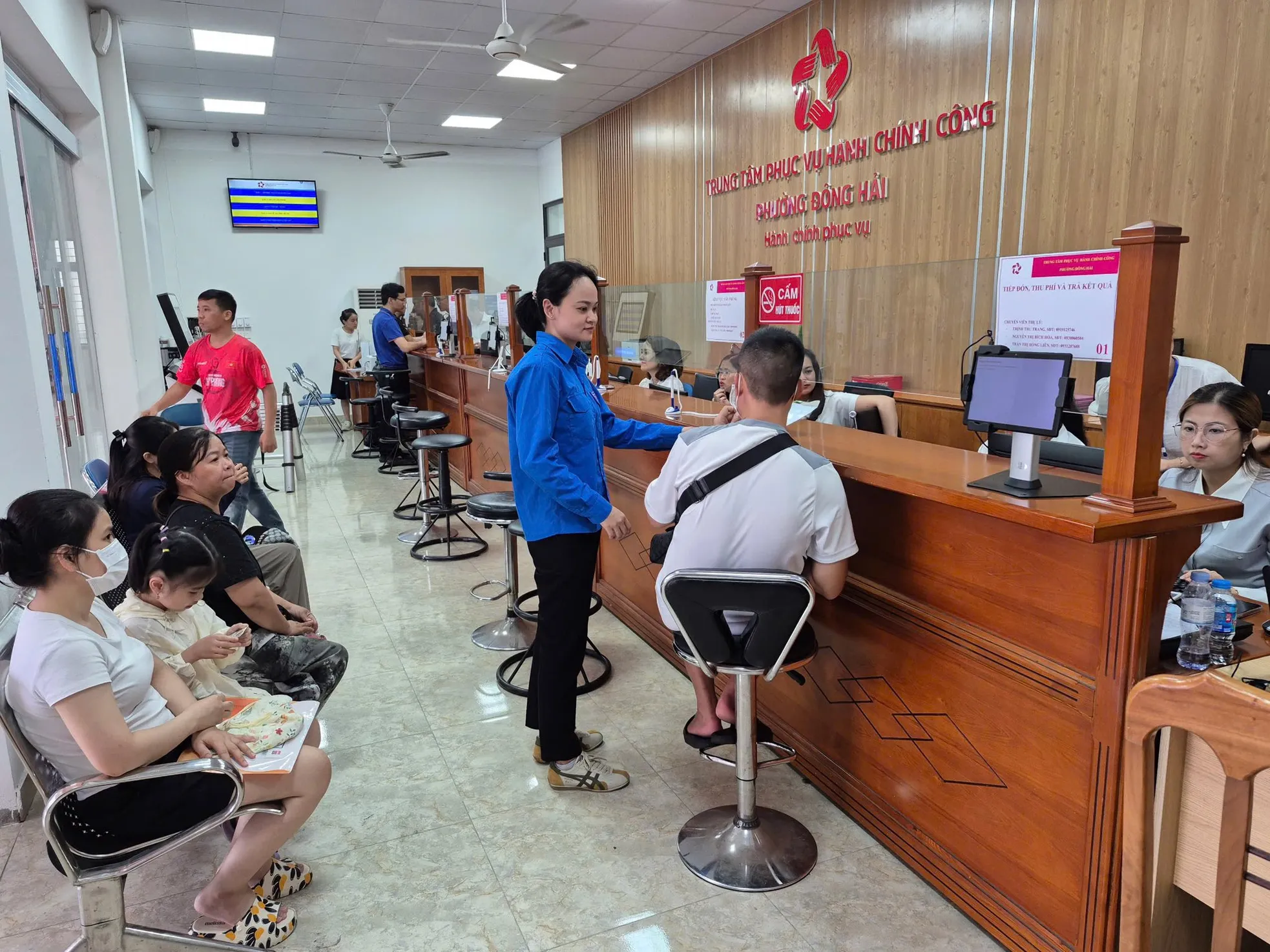 'Áo xanh' khí thế ra quân hỗ trợ người dân thực hiện dịch vụ hành chính công ảnh 2