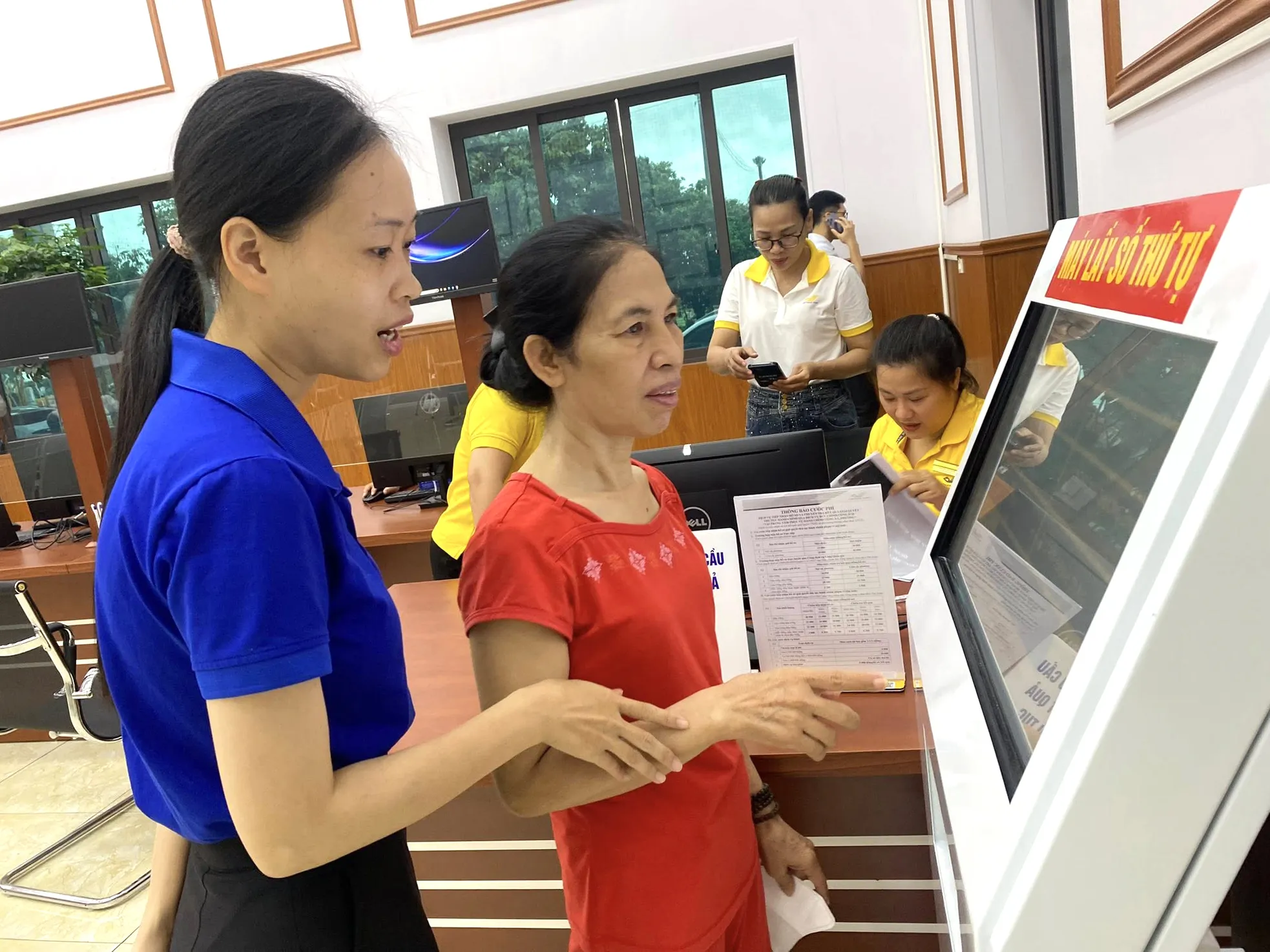 'Áo xanh' khí thế ra quân hỗ trợ người dân thực hiện dịch vụ hành chính công ảnh 9