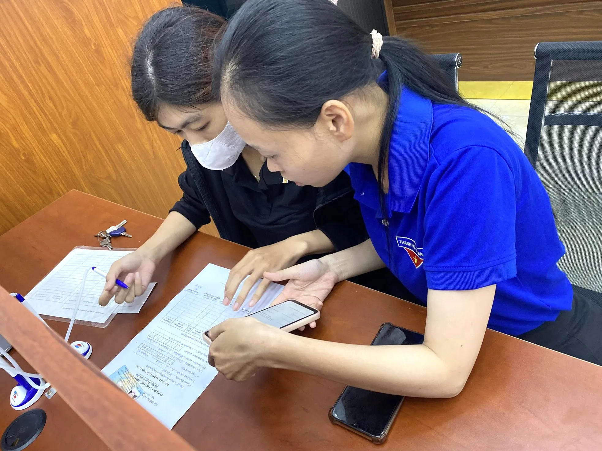 'Áo xanh' khí thế ra quân hỗ trợ người dân thực hiện dịch vụ hành chính công ảnh 11