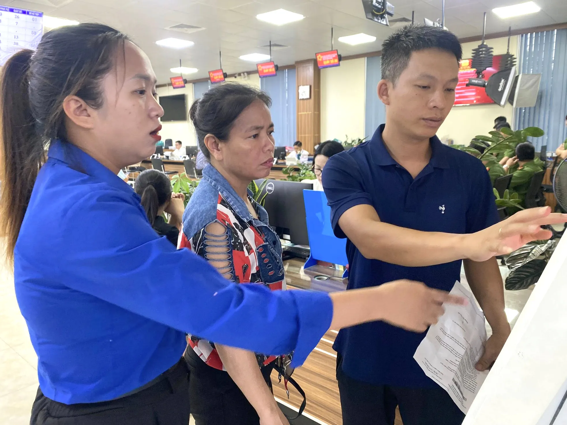 'Áo xanh' khí thế ra quân hỗ trợ người dân thực hiện dịch vụ hành chính công ảnh 10