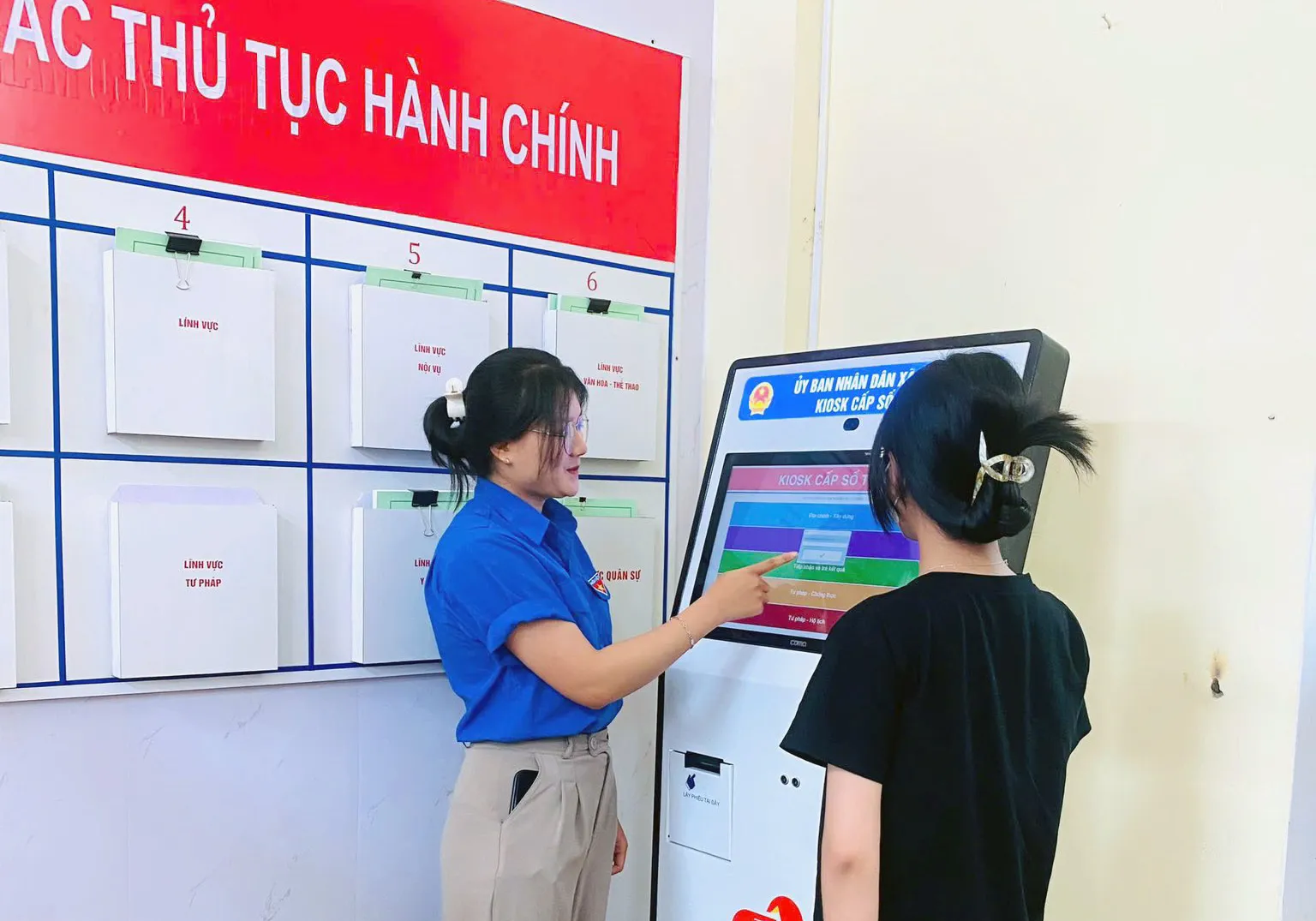 'Áo xanh' khí thế ra quân hỗ trợ người dân thực hiện dịch vụ hành chính công ảnh 5