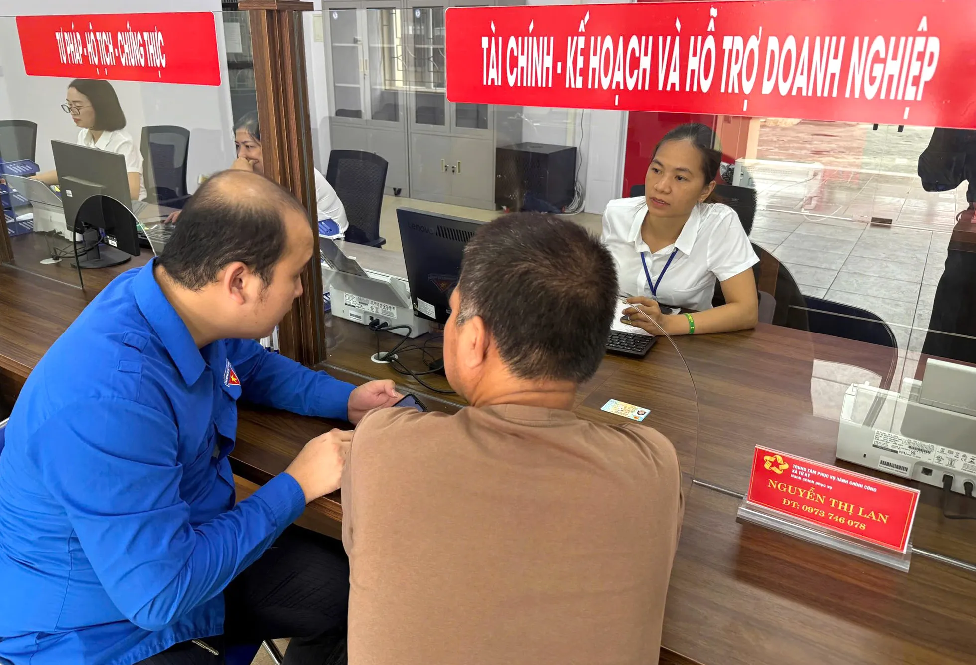 'Áo xanh' khí thế ra quân hỗ trợ người dân thực hiện dịch vụ hành chính công ảnh 8