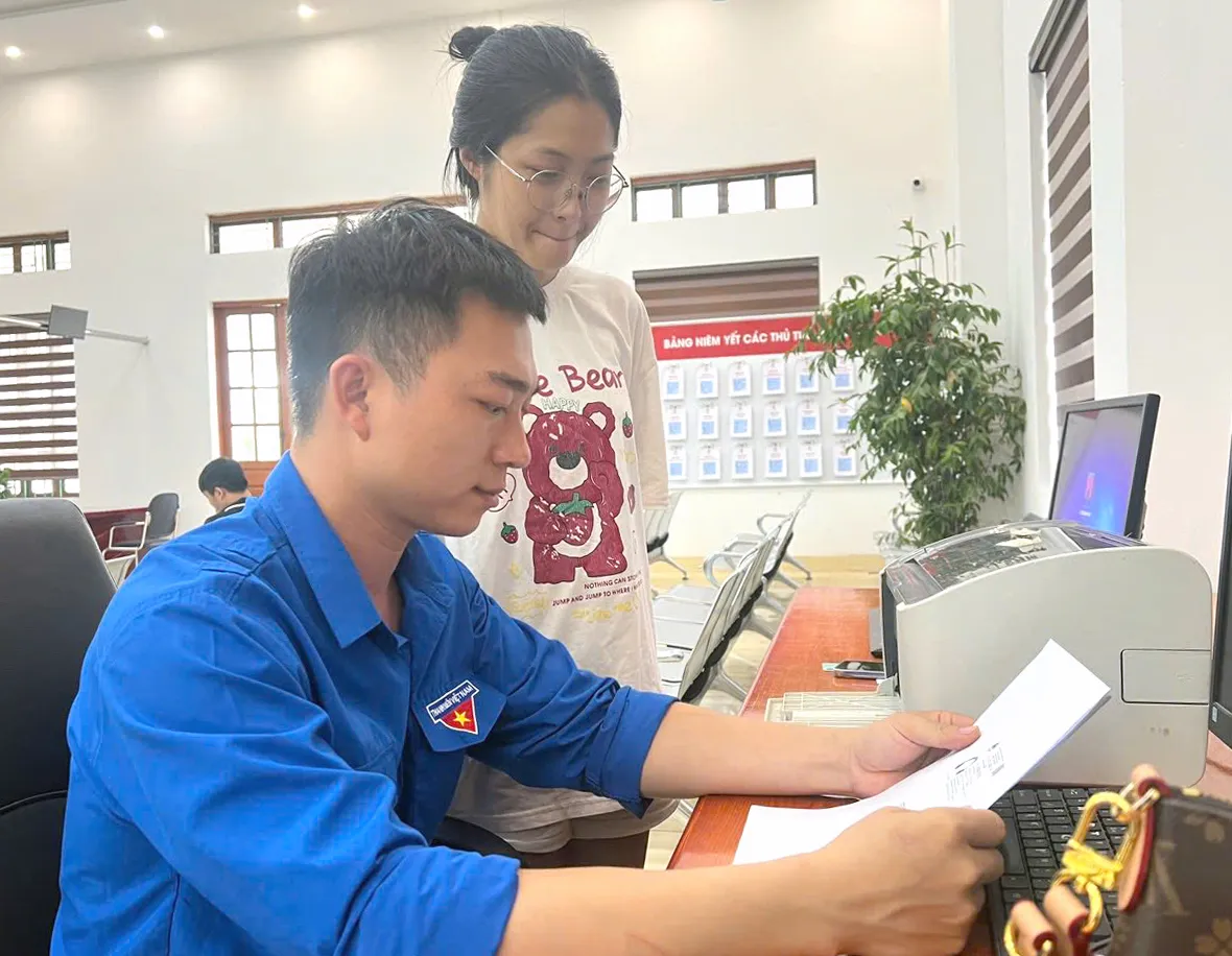 'Áo xanh' khí thế ra quân hỗ trợ người dân thực hiện dịch vụ hành chính công ảnh 7